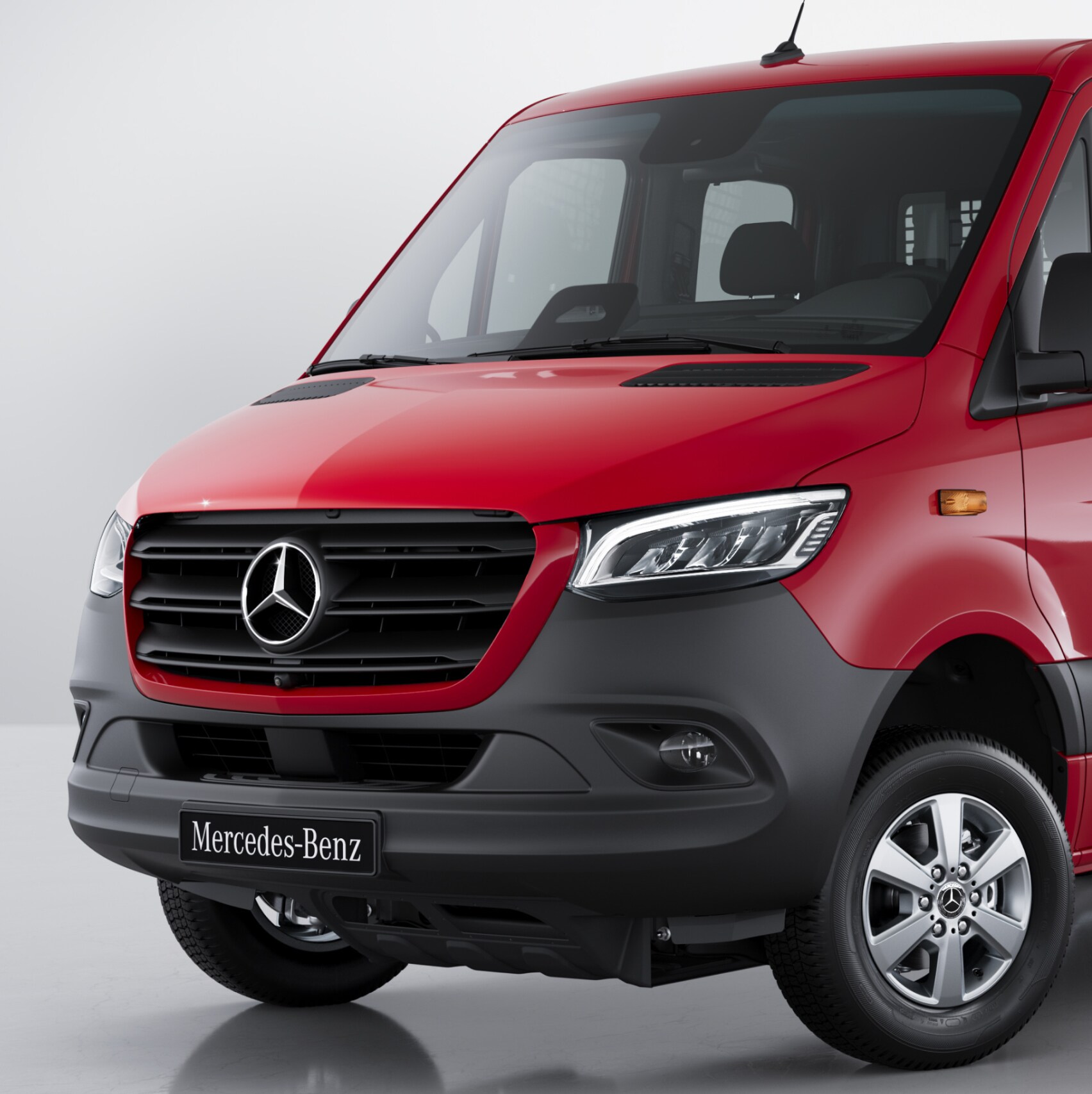 Rød Mercedes-Benz Sprinter Ladvogn med dobbeltkabine i fotostudie