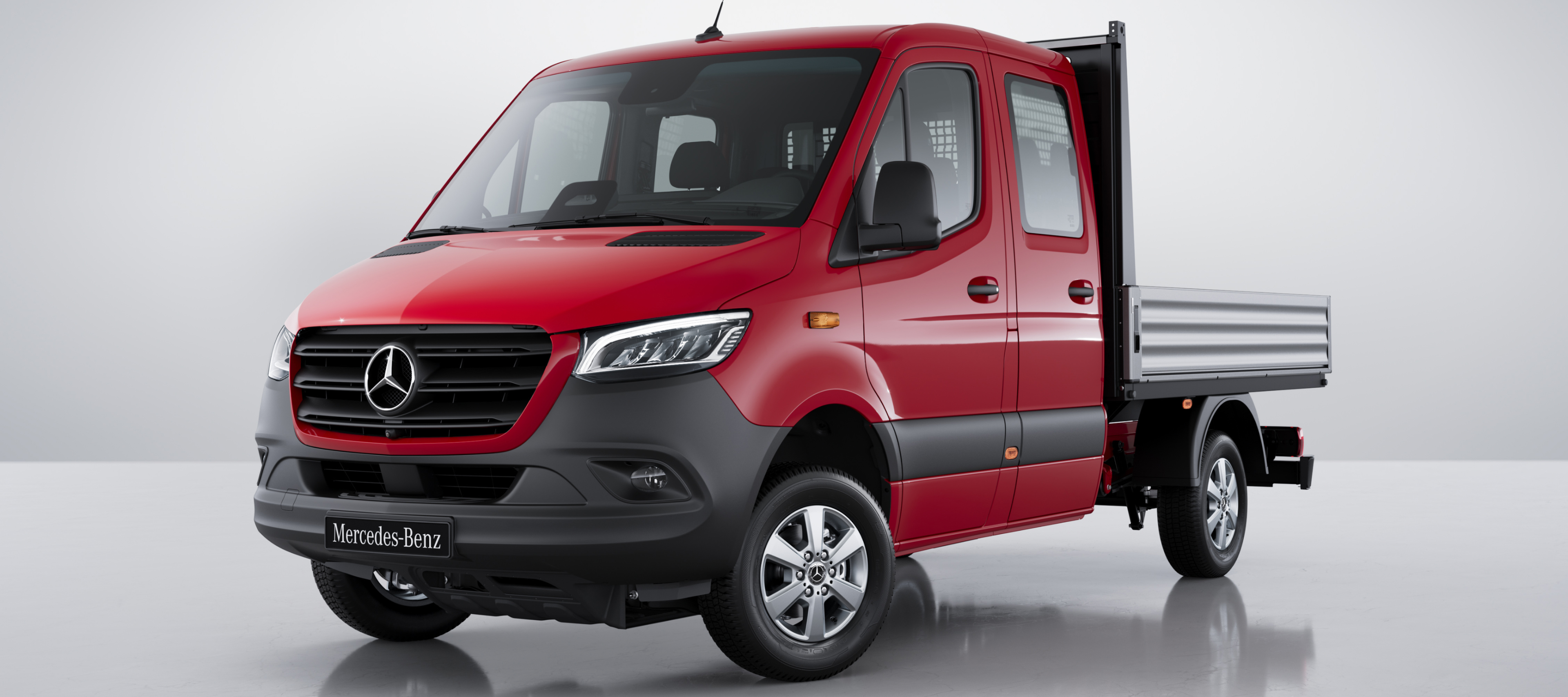Bilsammenligning | Sprinter Ladvogn | Mercedes-Benz Vans Rød Mercedes-Benz Sprinter Ladvogn med dobbeltkabine i fotostudie