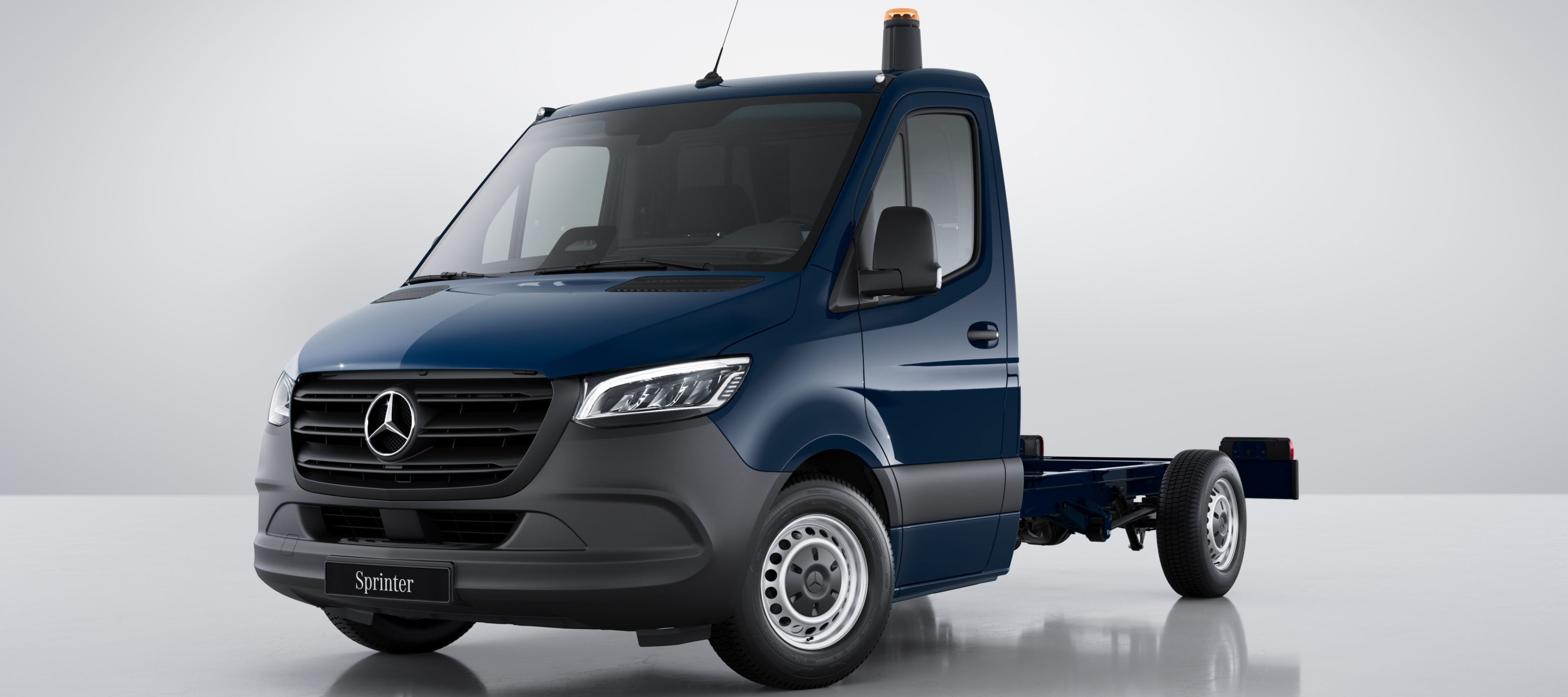 Bilsammenligning | Sprinter Chassis | Mercedes-Benz Vans Mørk blå Mercedes-Benz Sprinter Chassis i fotostudie