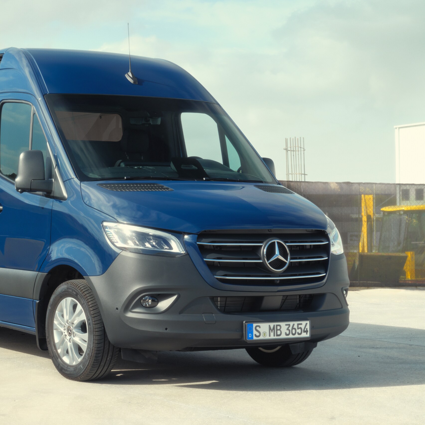 Mercedes-Benz Sprinter Kassevogn med åben sidedør på byggeplads