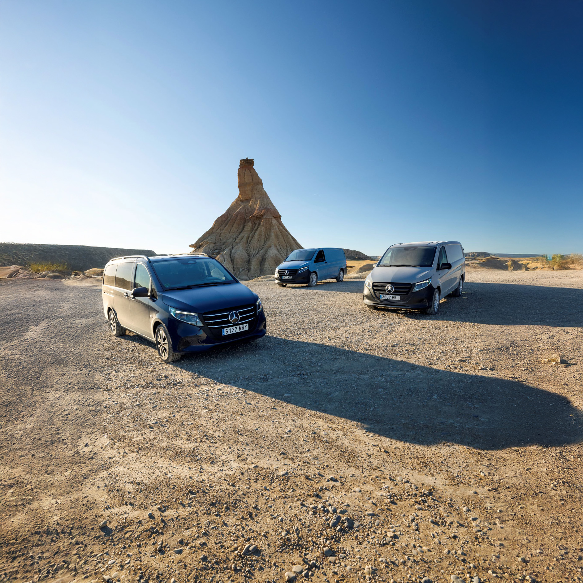 Vito | Mercedes-Benz varebiler Mercedes-Benz Vito Tourer, eVito Tourer, Vito kassevogn, eVito kassevogn og Vito Mixto står side om side i en lagerhal.