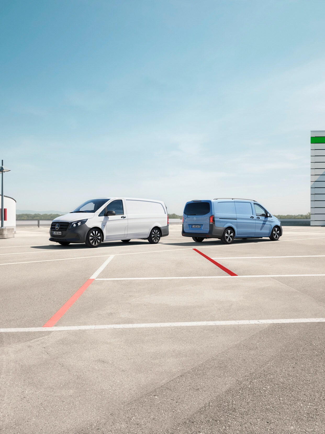 Vito Kassevogn og eVito Kassevogn holder på en stor, tom parkeringsplads