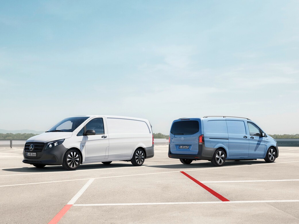 Vito kassevogn og eVito kassevogn holder på en parkeringsplads.