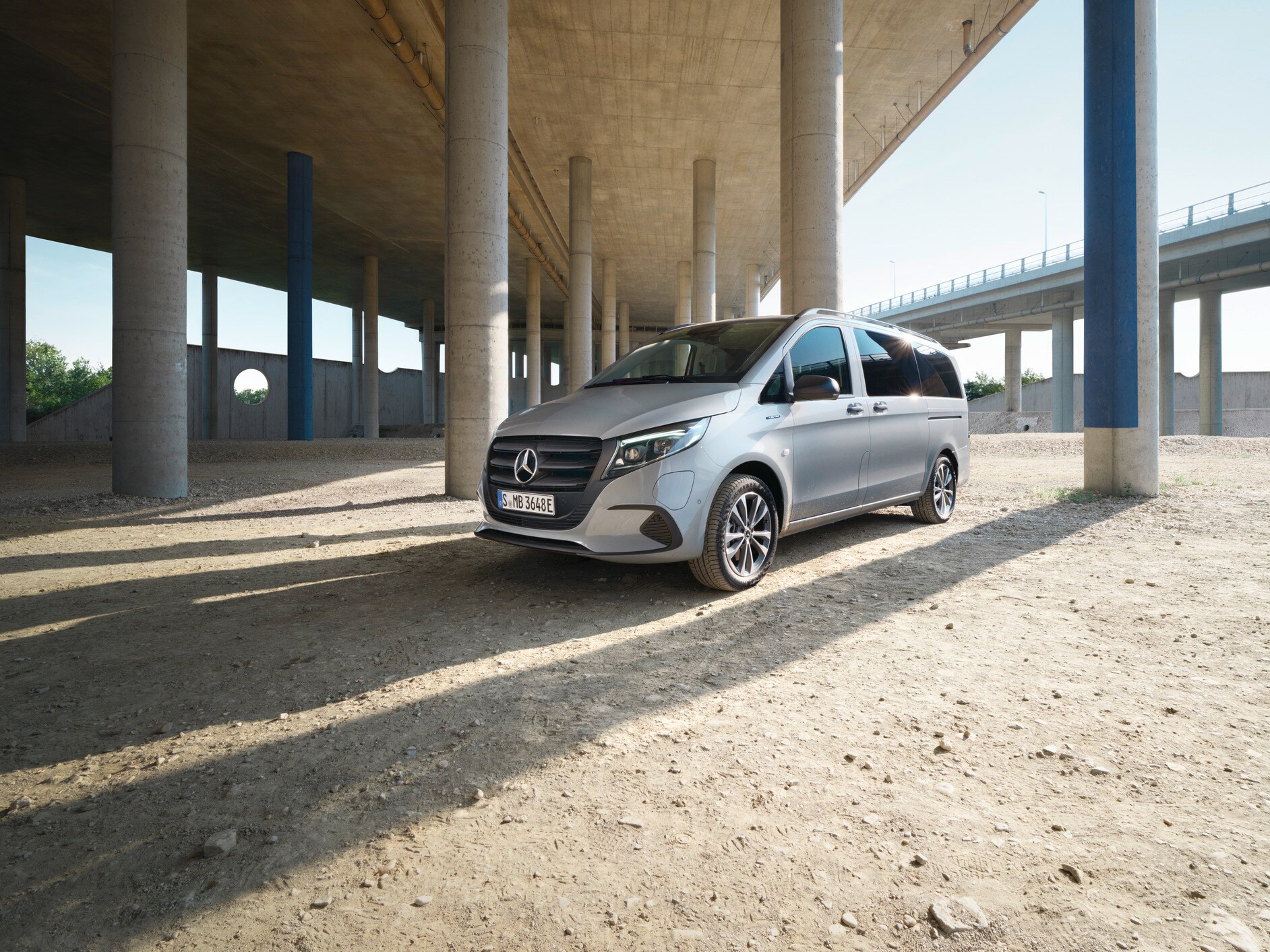Mercedes-Benz eVito Tourer parkeret under motorvejsbro