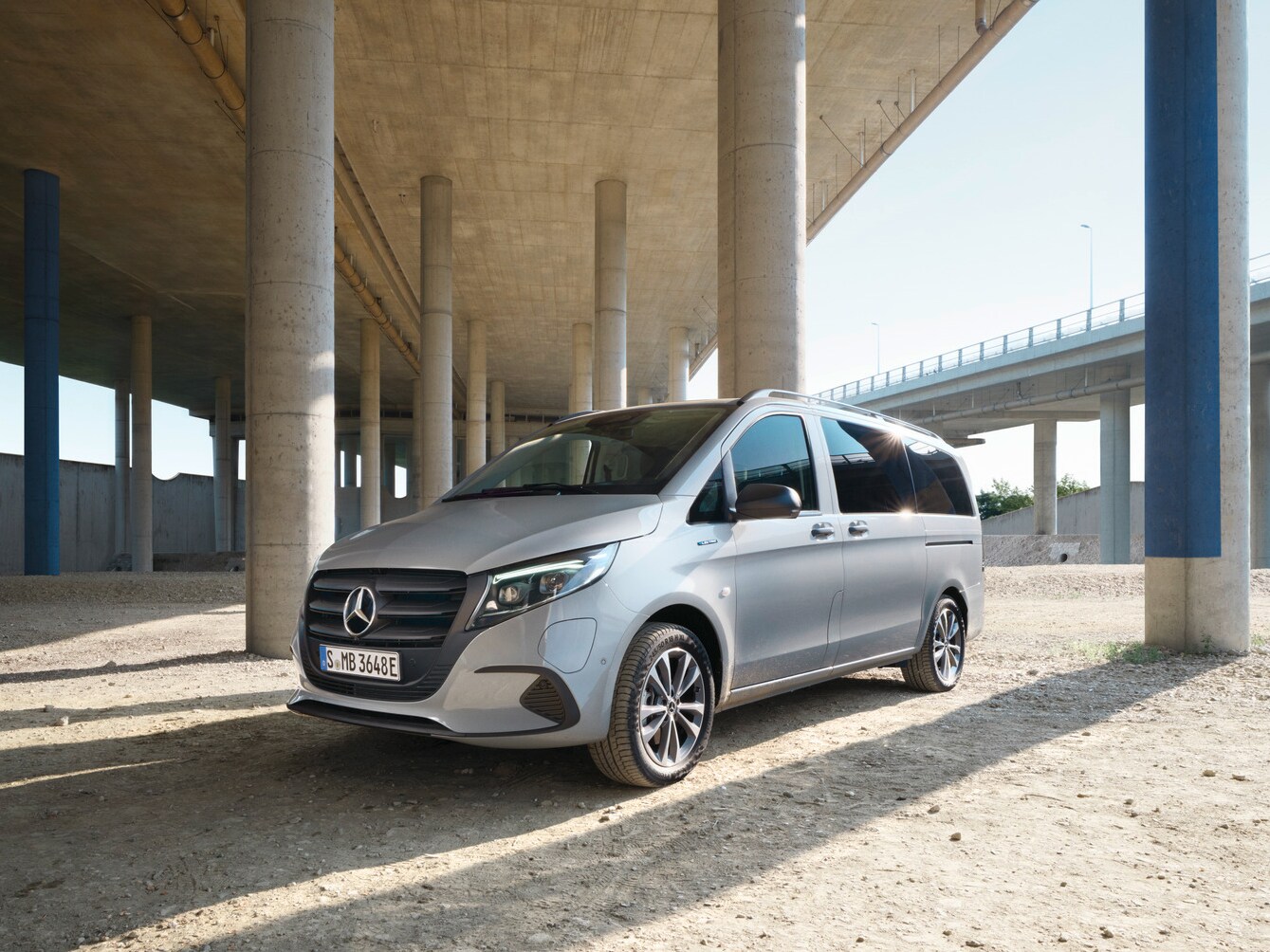 eVito Tourer holder under en bro.