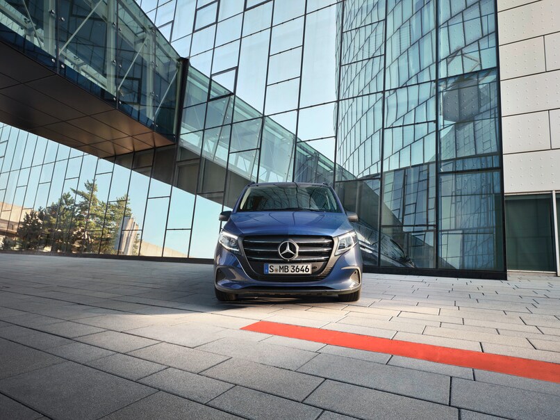Blå Mercedes-Benz Vito Tourer på parkeringsplads foran kontorbygning