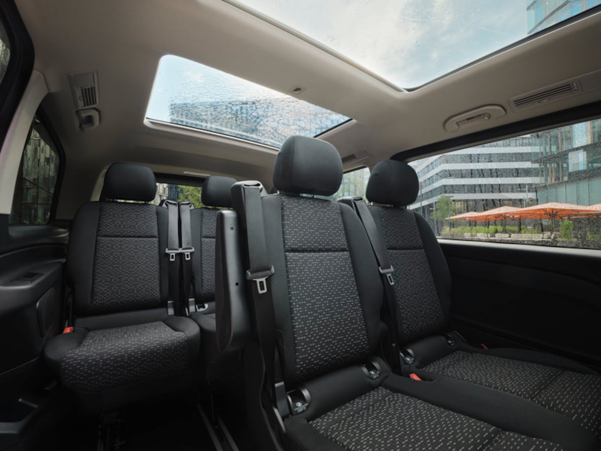 Passagerafdelingen i Mercedes-Benz Vito Tourer med panoramatag.