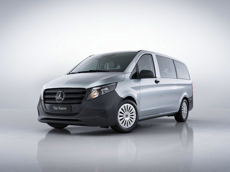 Lys metallic Vito Tourer set skråt fra siden i fotostudie