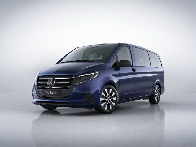 Mørk blå metallic Vito Tourer set skråt fra venstre side i fotostudie