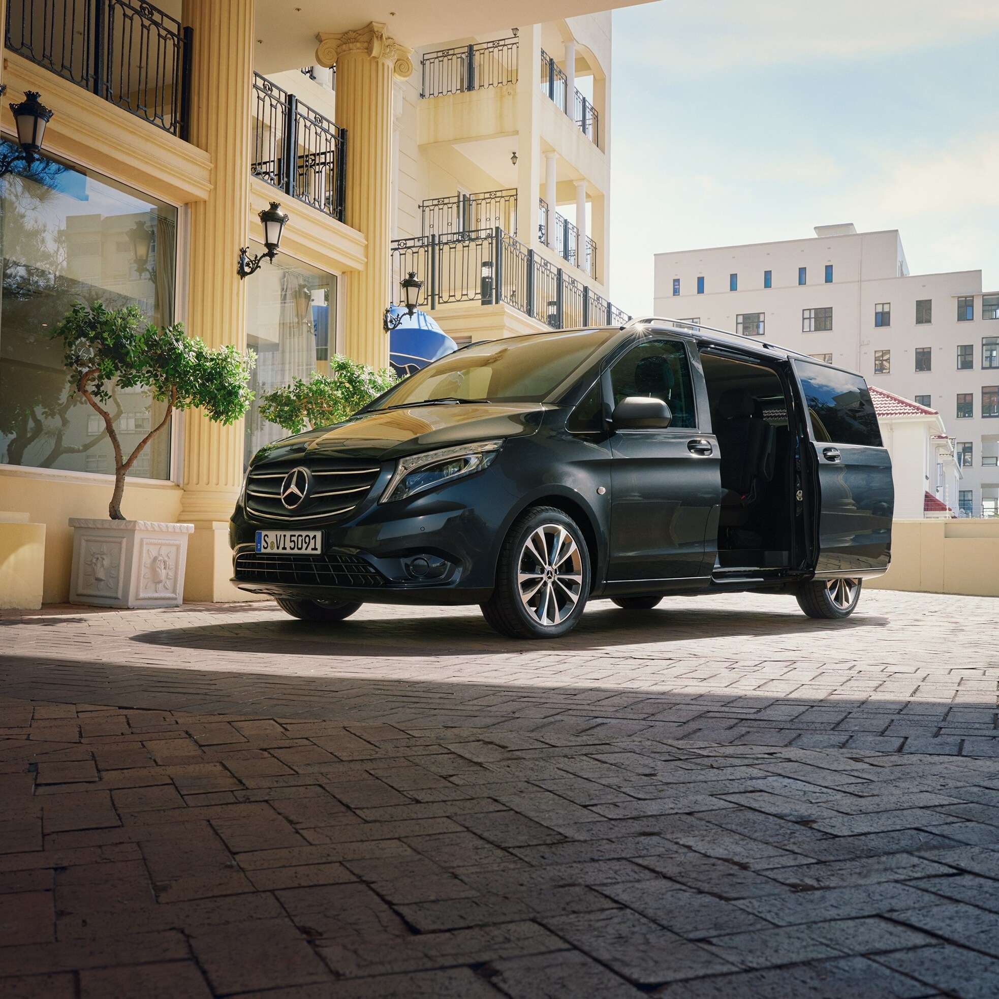 Mercedes‑Benz Vito Tourer parkeret ved indgangen til en eksklusiv bygning
