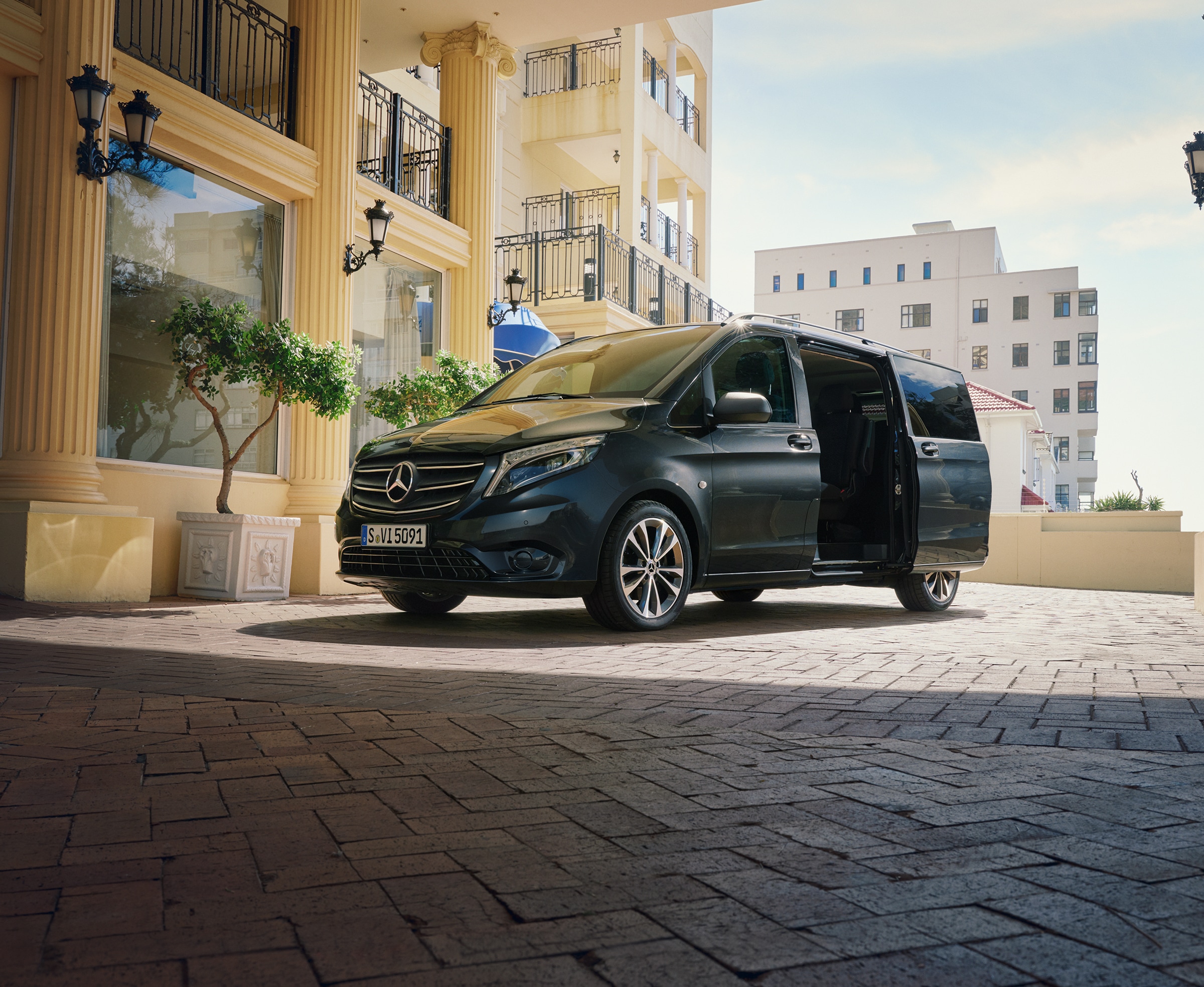 Vito Tourer til persontransport | Alle Vito modellerne | Mercedes-Benz Vans Mercedes‑Benz Vito Tourer parkeret ved indgangen til en eksklusiv bygning