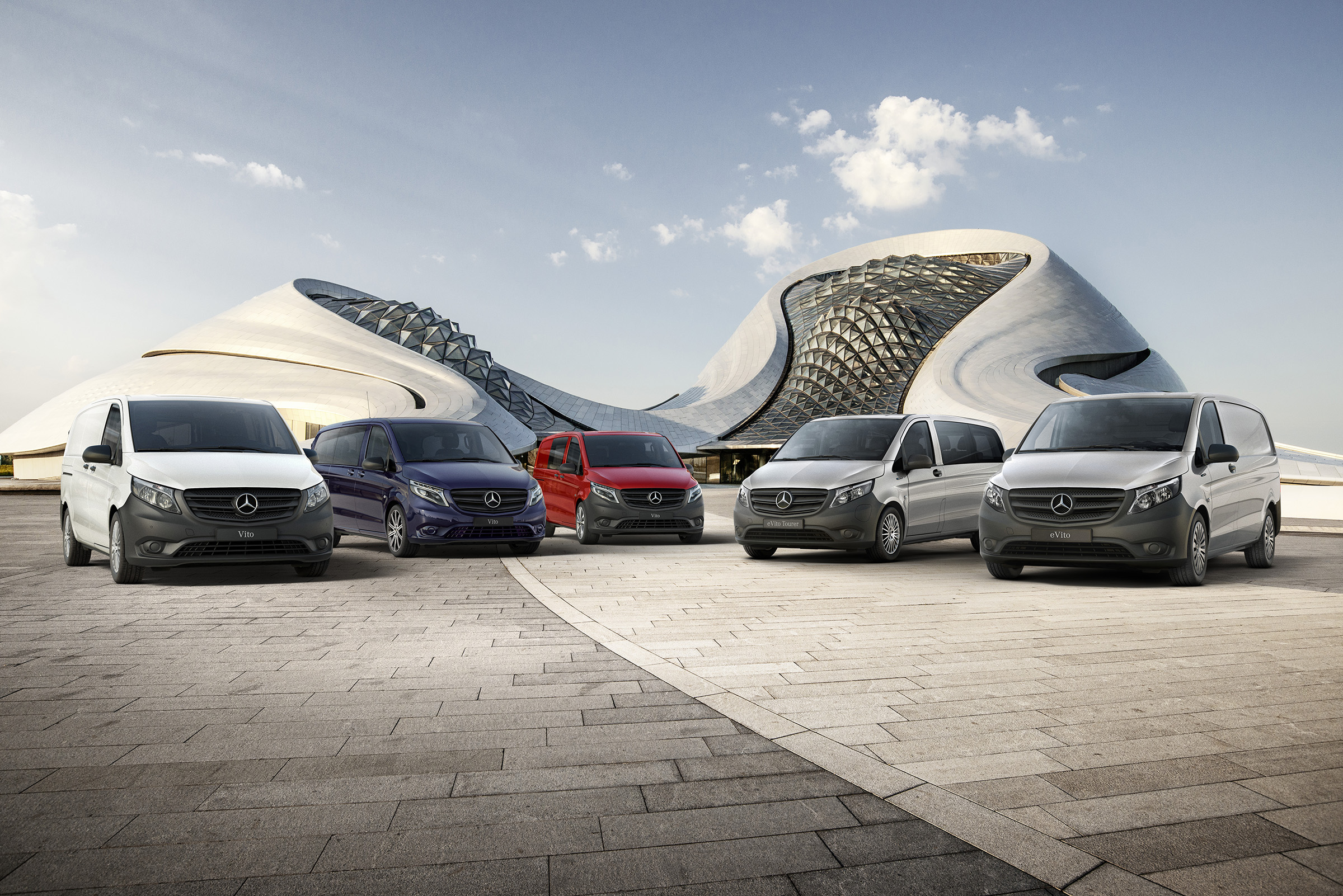 Mercedes-Benz Vito og eVito modeller | Mercedes-Benz Vans Mercedes-Benz Vito og eVito Kassevogn, Vito og eVito Tourer foran futuristisk bygning