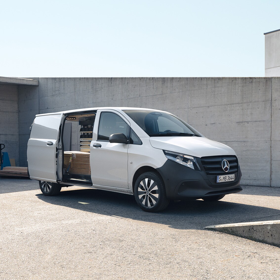 Mercedes‑Benz Vito kassevogn med organiseret lastrum på en byggeplads
