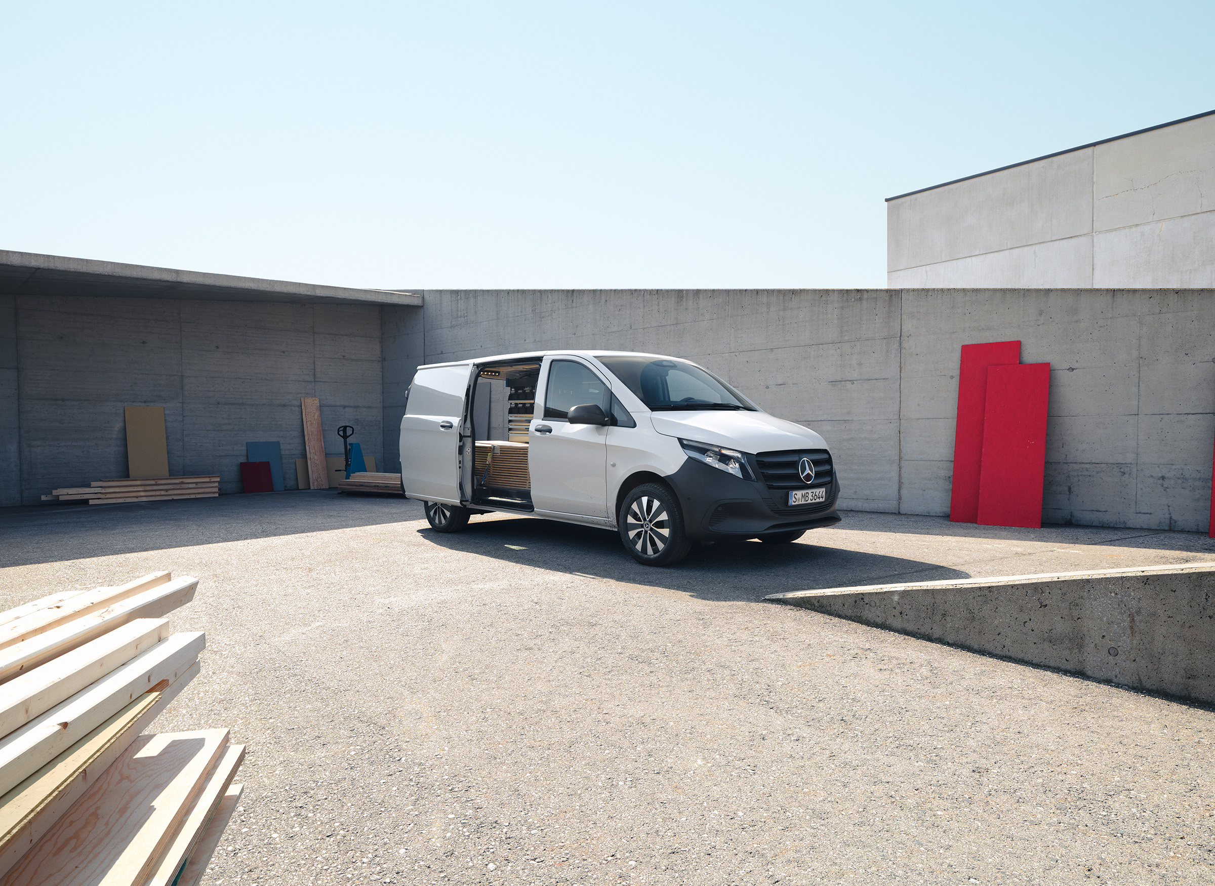 Vito Kassevogn | Alle Vito modellerne | Mercedes-Benz Vans Mercedes‑Benz Vito kassevogn med organiseret lastrum på en byggeplads