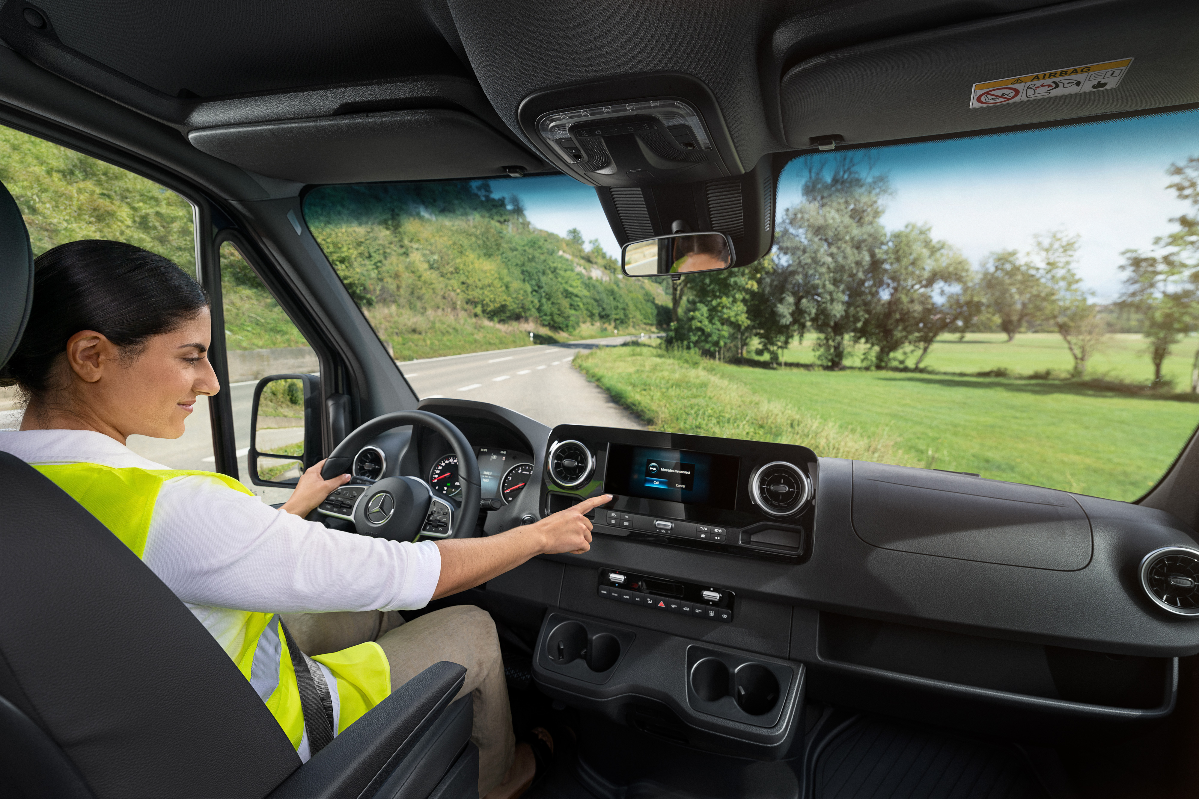 Mercedes-Benz | Vans Care | Service24h Chaufføren i en Mercedes-Benz Sprinter ringer til Mercedes-Benz Service24h-hotline via menuen i bilen, hvis hun har et problem.