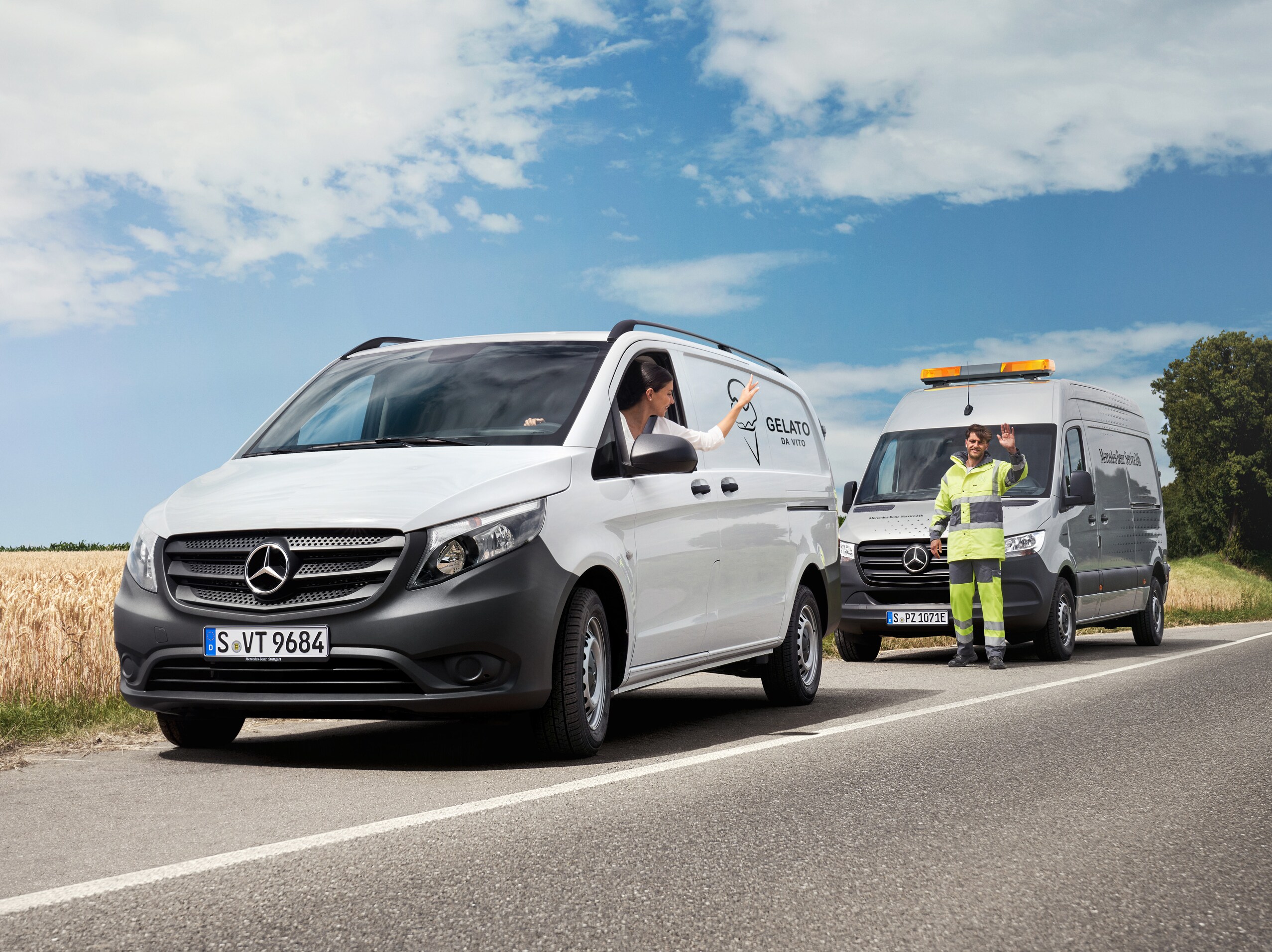 Mercedes-Benz Service hjælper varebilschauffør i vejkanten, begge vinker venligt.