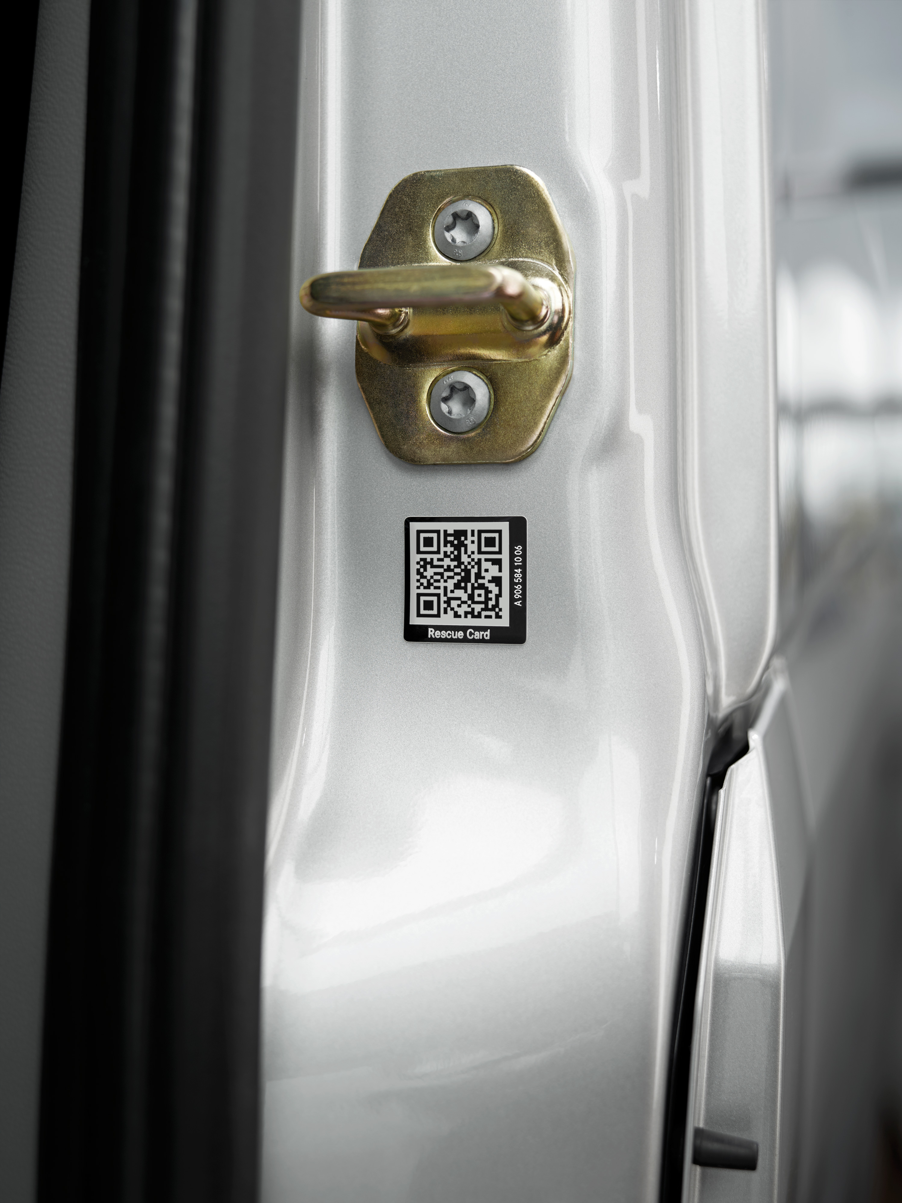 Mercedes-Benz | Hjælp til varebiler Redningsmærkat med QR-kode på bildøren til hurtig hjælp i en nødsituation.
