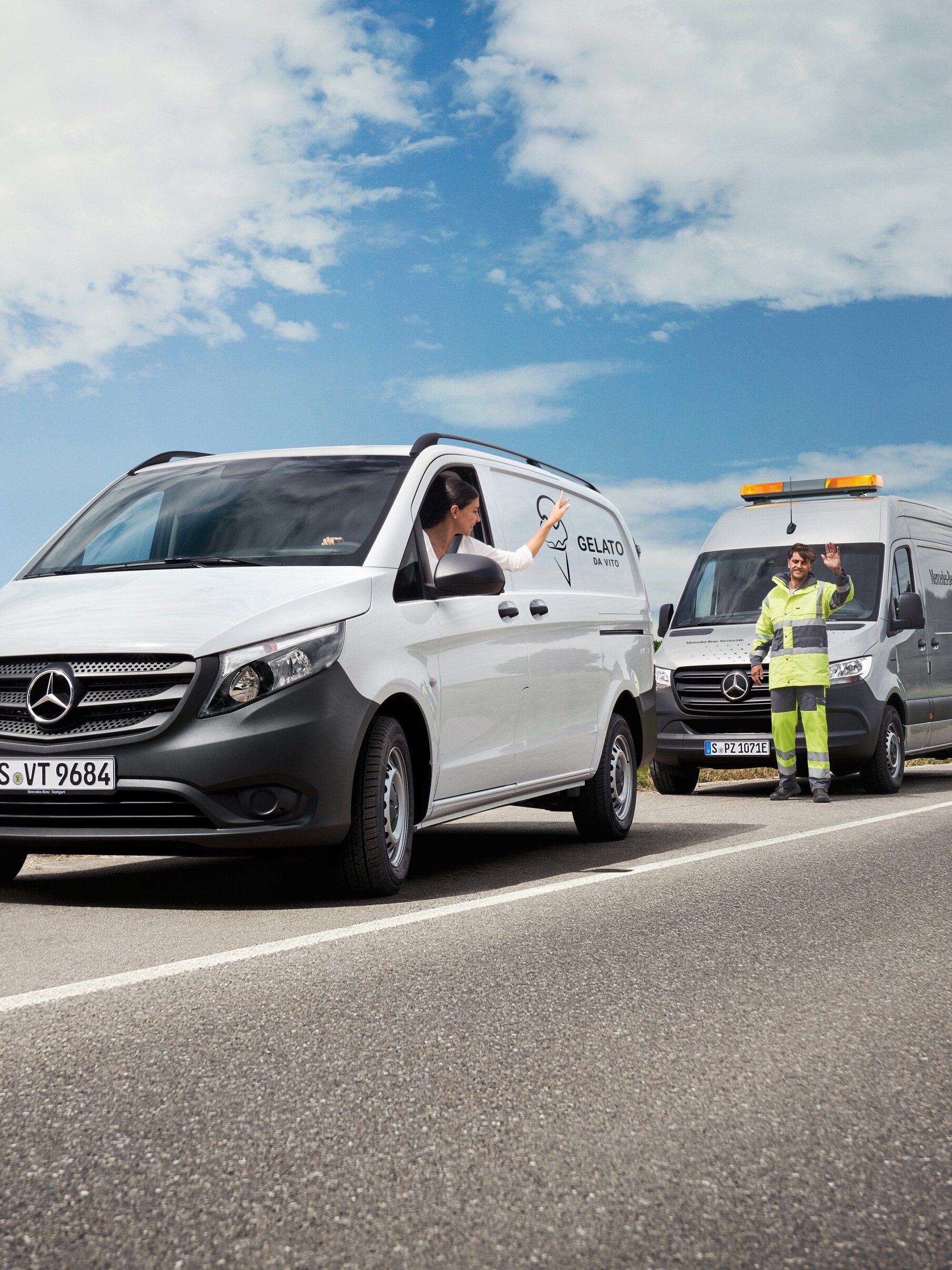 Person i en hvid Mercedes-Benz Vito Varebil vinker til en servicetekniker.
