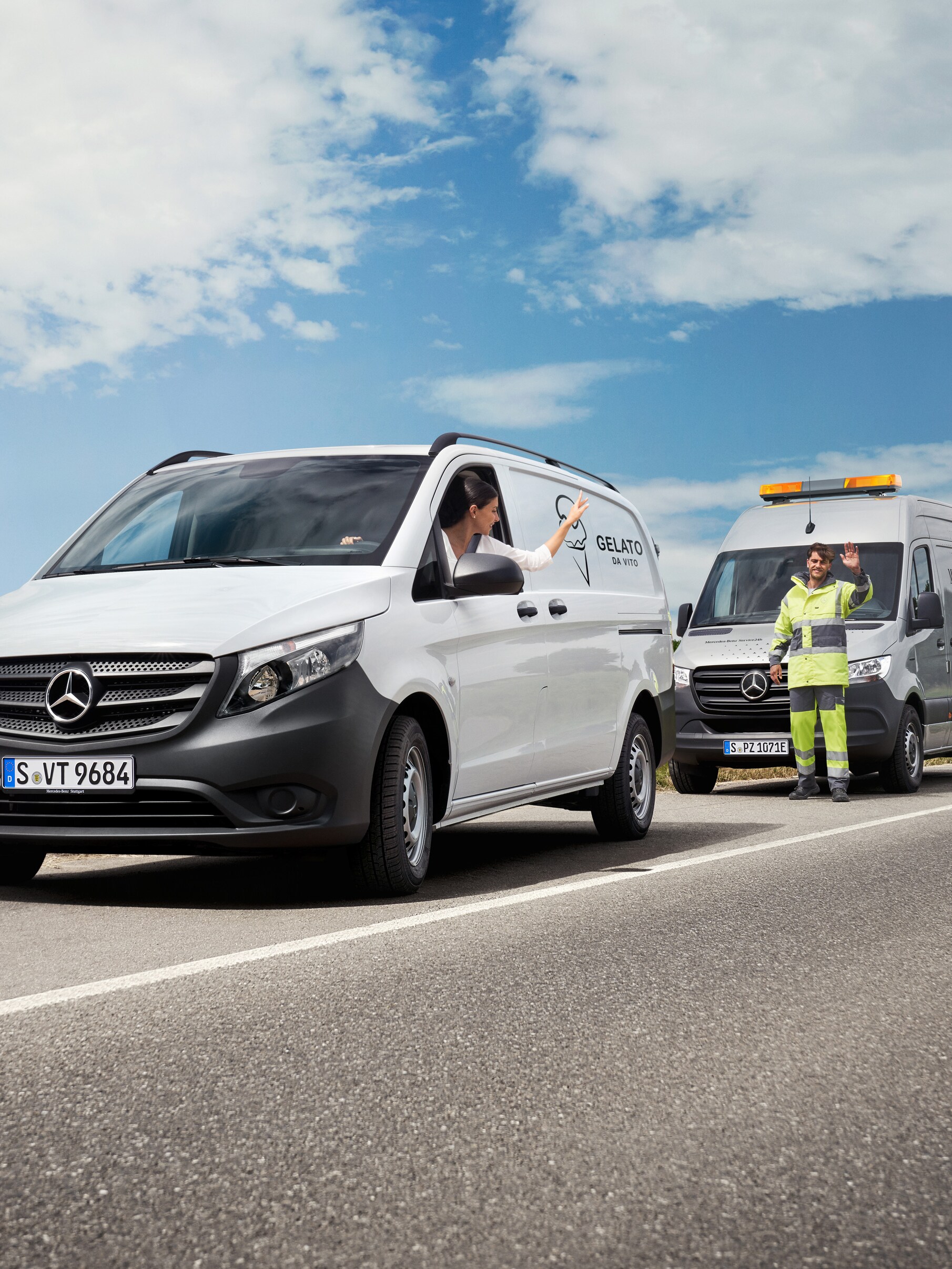 En kvinde, der sidder i en hvid Mercedes-Benz Vito, vinker til en Mercedes-Benz servicetekniker i vejkanten.
