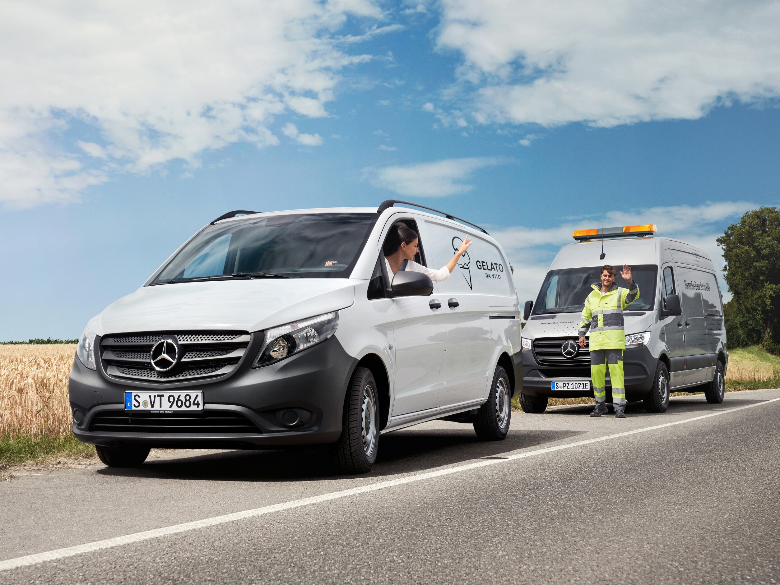 Person i en hvid Mercedes-Benz Vito Varebil vinker til en servicetekniker.