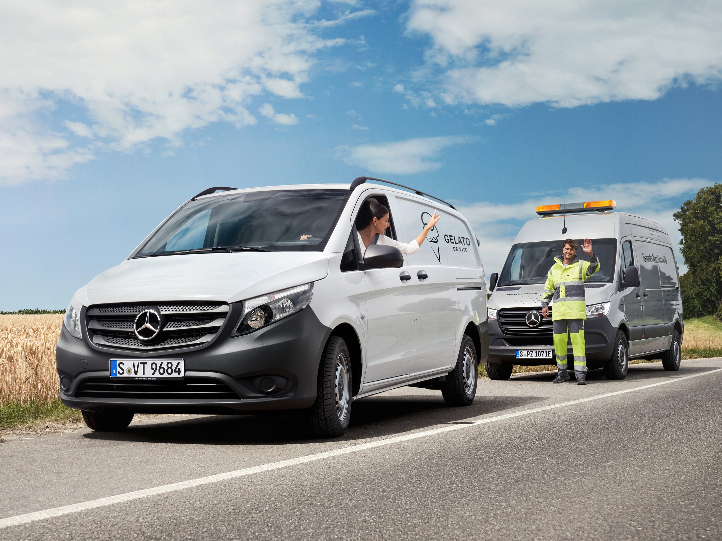 En kvinde, der sidder i en hvid Mercedes-Benz Vito, vinker til en Mercedes-Benz servicetekniker i vejkanten.