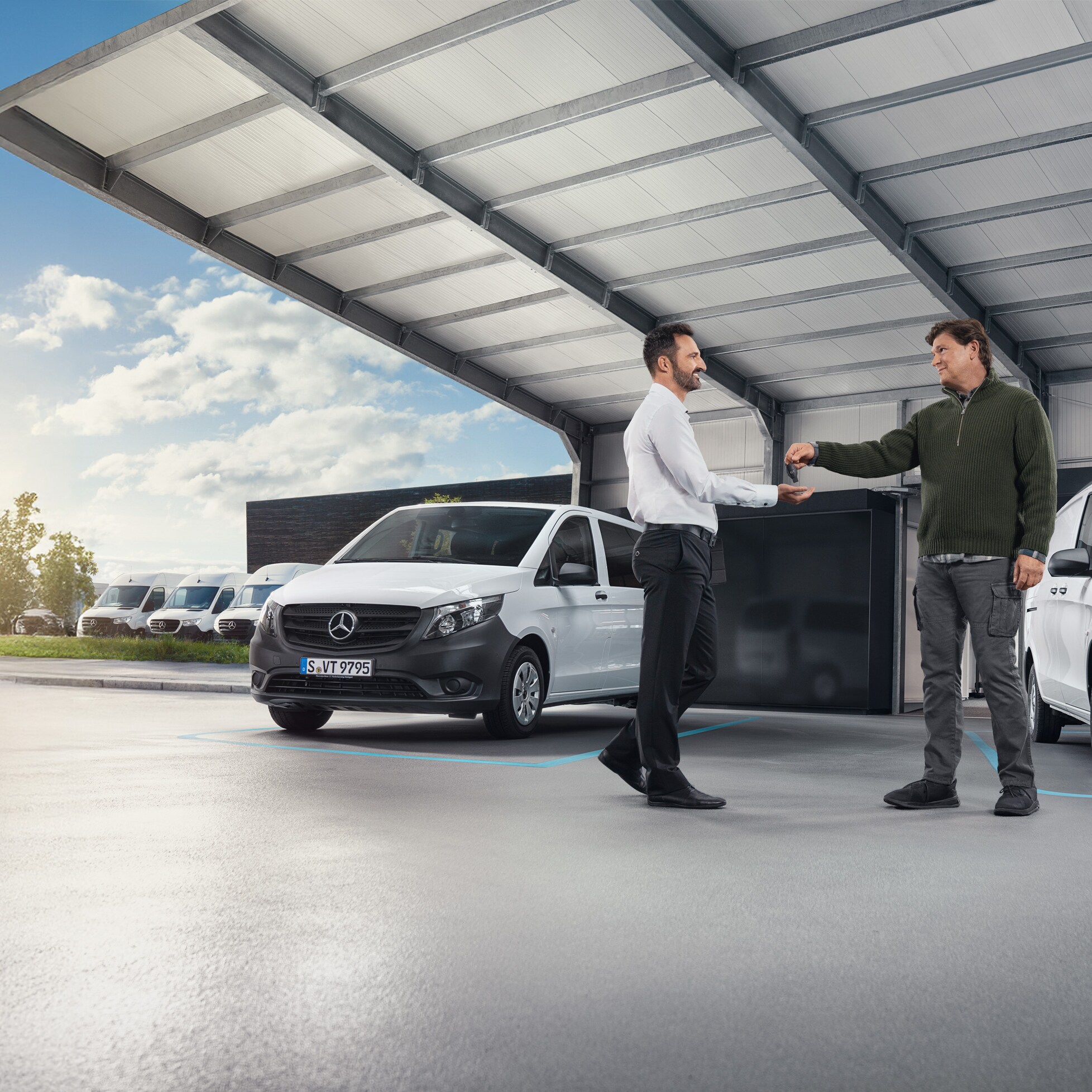 Mercedes-Benz medarbejder taler med kunde i showroom