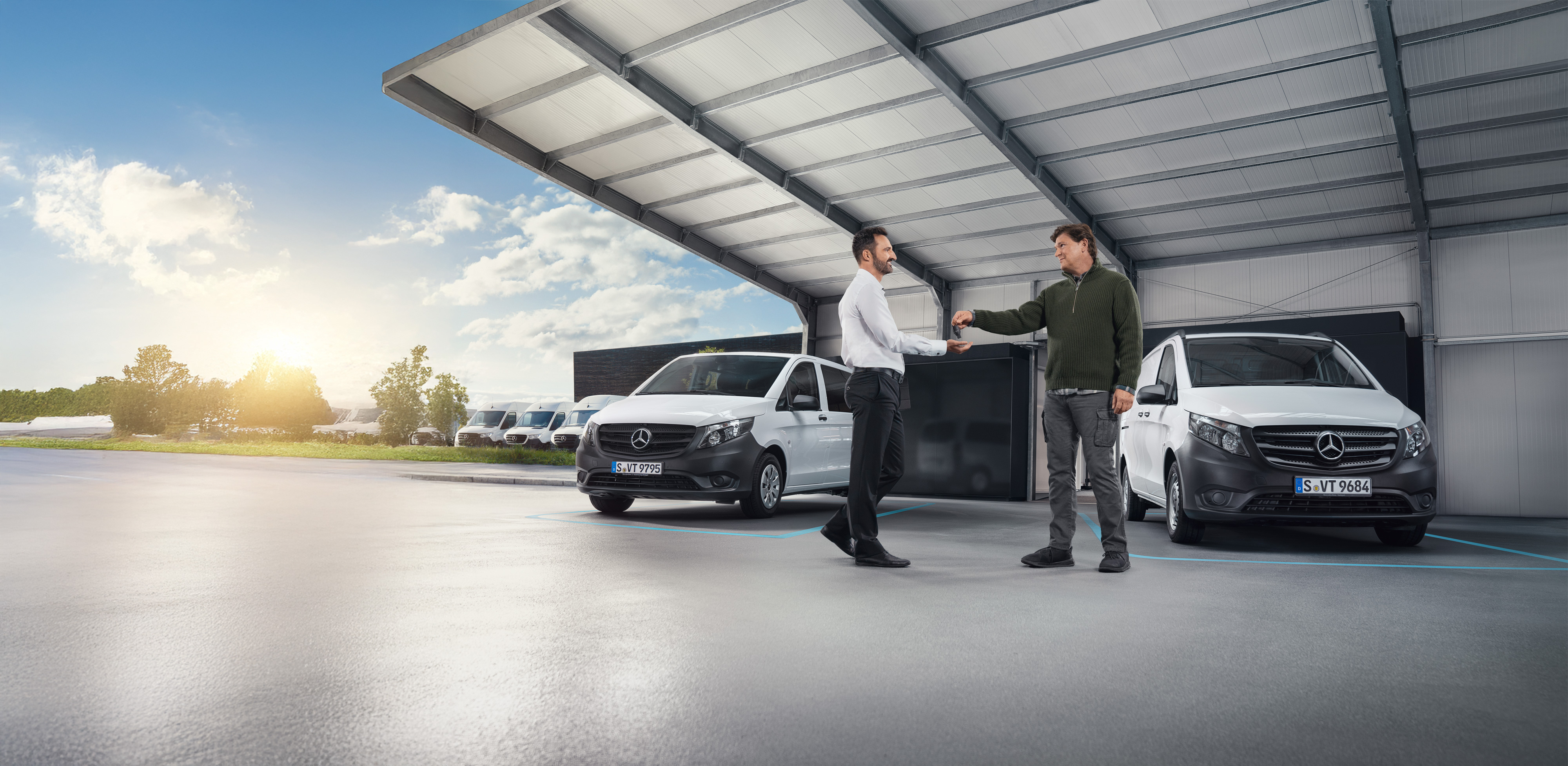 Mercedes-Benz | Varebilspleje | Individuel support Mercedes-Benz medarbejder taler med kunde i showroom