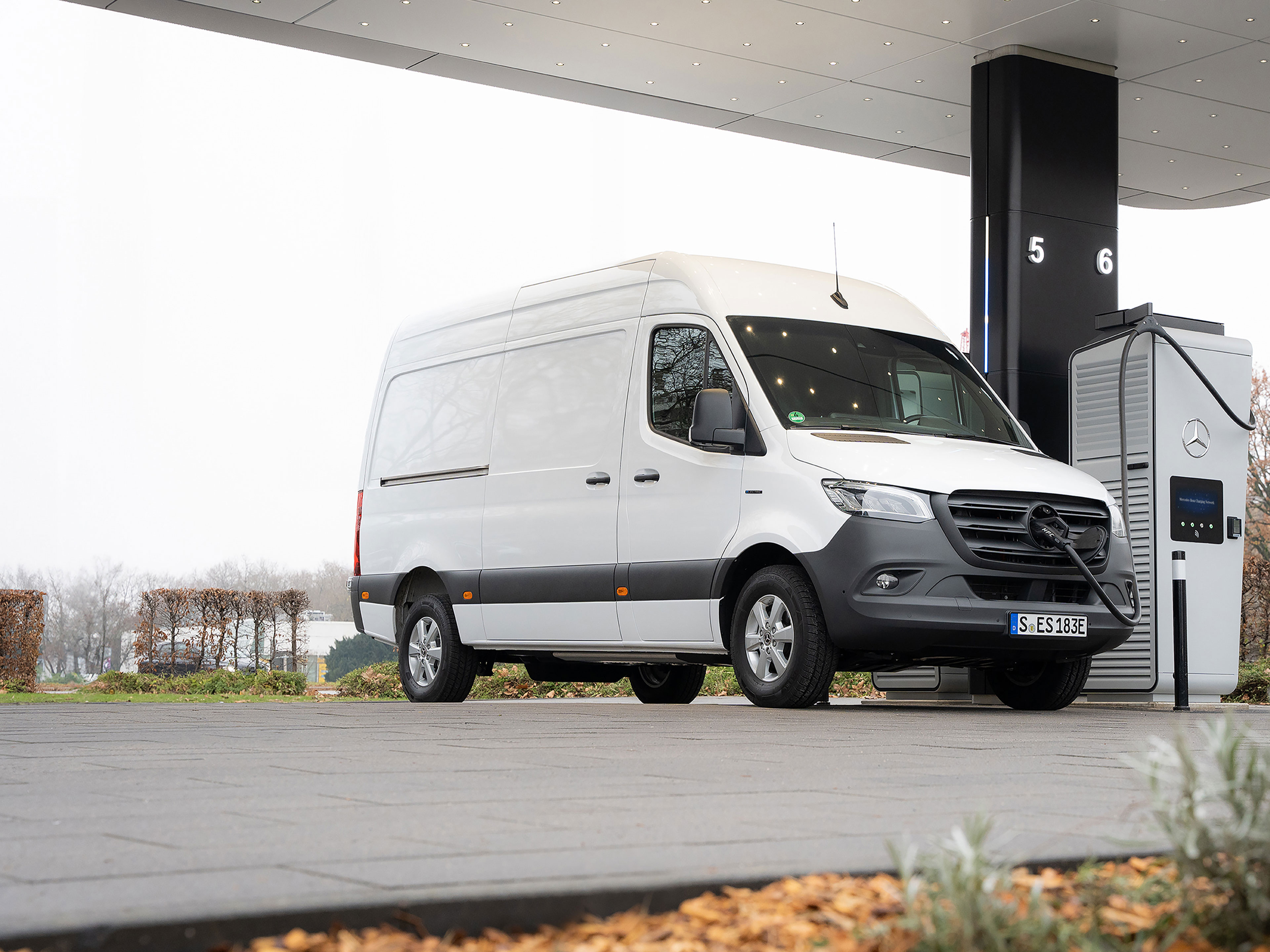 Mercedes-Benz ladenetværk | Opladning på farten | Mercedes-Benz varebiler En Mercedes-Benz varebil foran en ladestation under opladning.