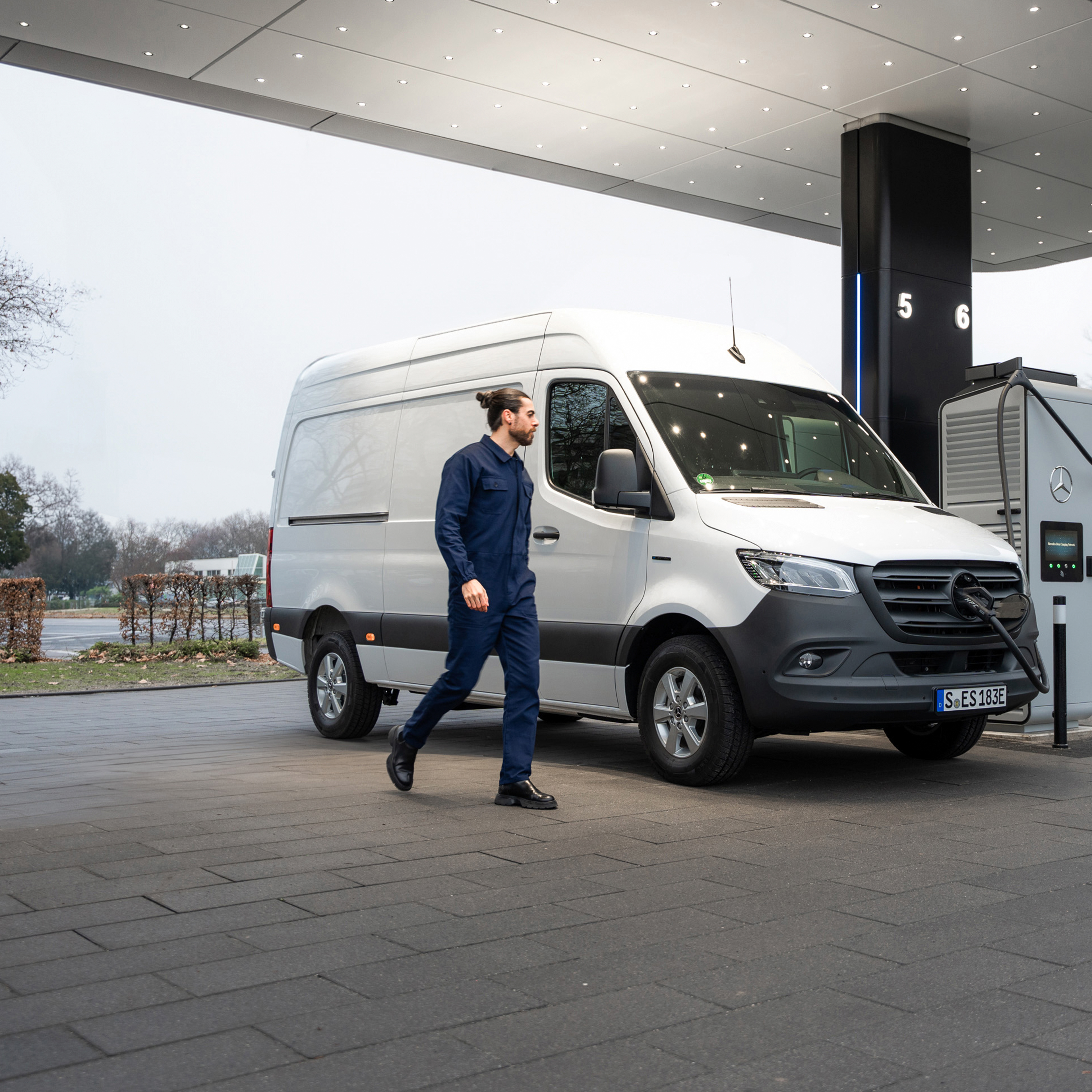 Opladning på farten | Mercedes-Benz varebiler Opladning på farten med MB.CHARGE Public.