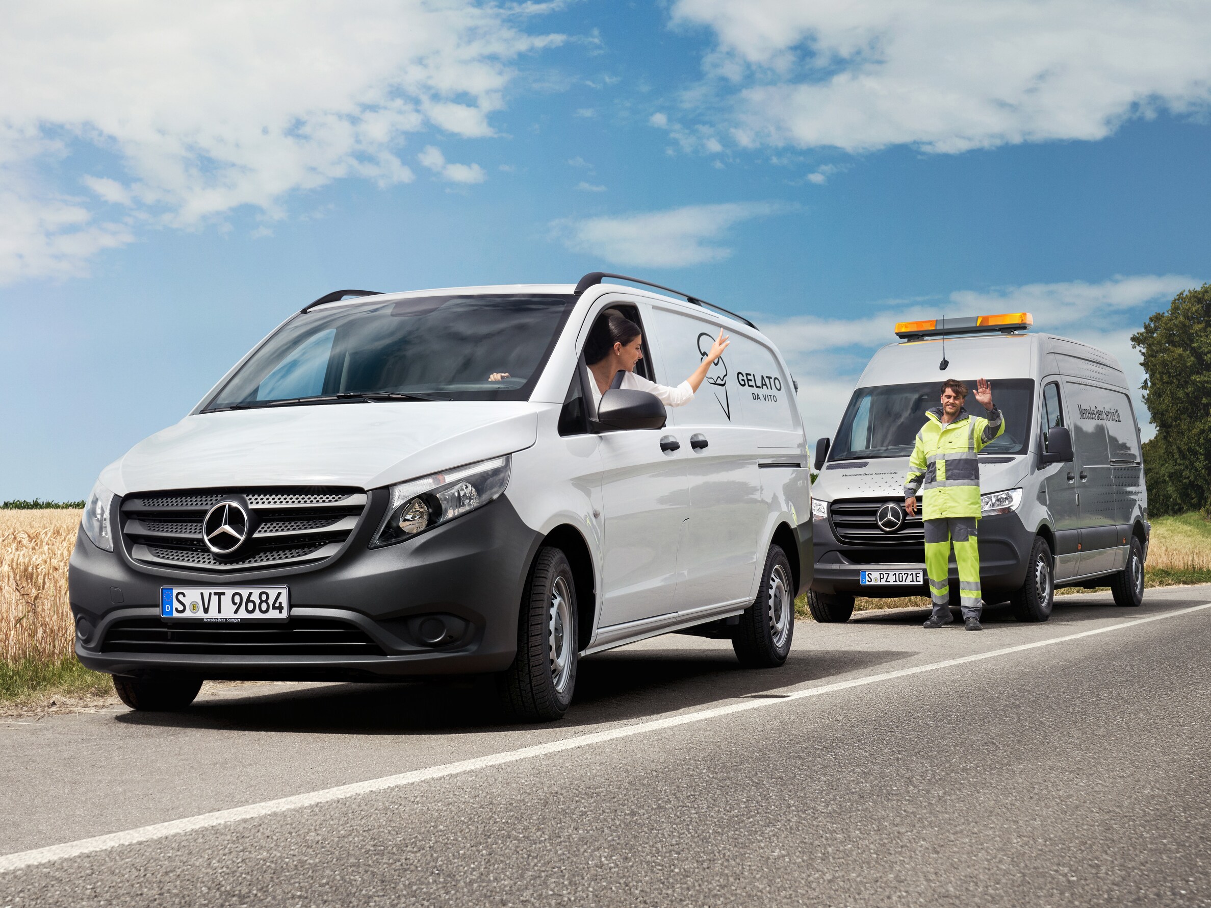 En kvinde, der sidder i en hvid Vito, vinker til en Mercedes-Benz servicetekniker i vejkanten.