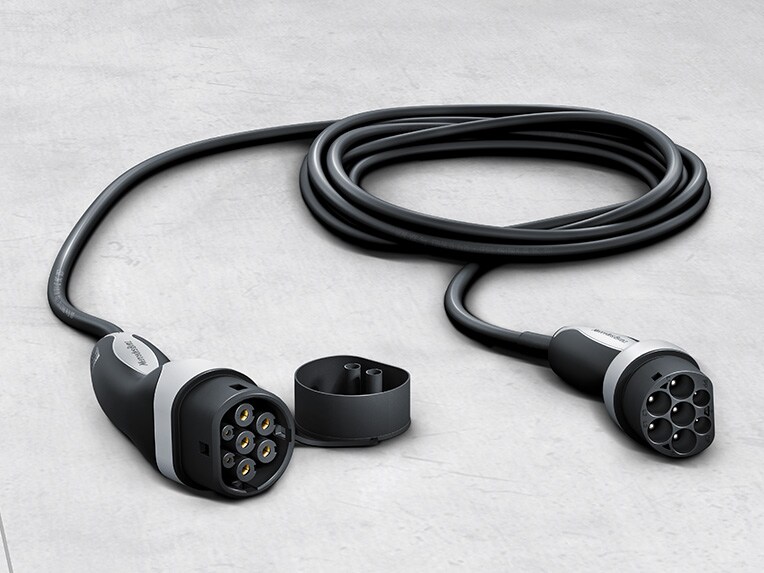 Sammenrullet ladekabel til en Mercedes-Benz elbil