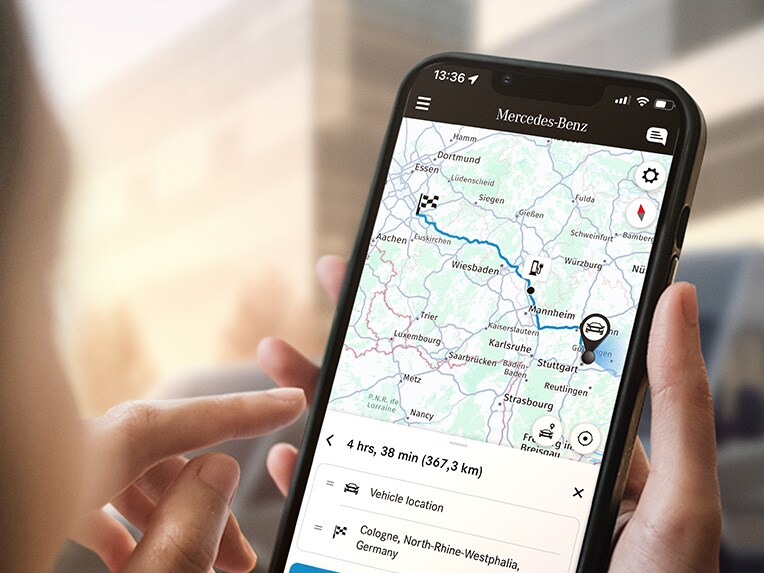 Kunde interagerer med en digital Mercedes-Benz tjeneste-app på sin mobiltelefon