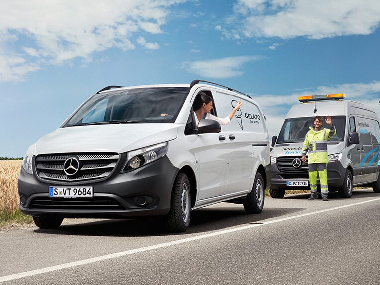 Kunde i en Mercedes-Benz eVito vinker til en Mercedes-Benz servicemedarbejder 
