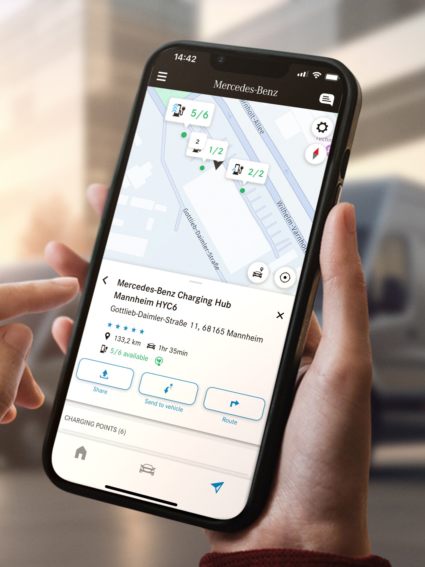 Funktionen MB.CHARGE Public vises på en smartphone
