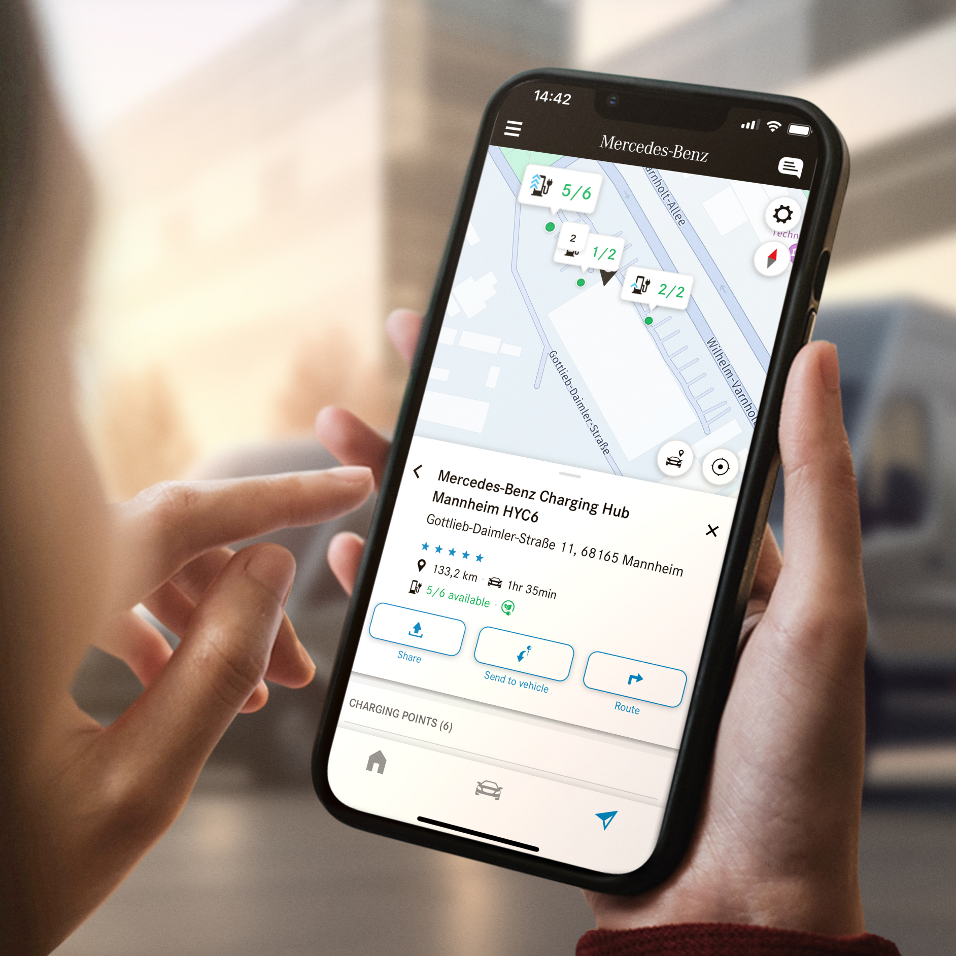 MB.CHARGE Public | Digitale tjenester | Mercedes-Benz Vans Funktionen MB.CHARGE Public vises på en smartphone