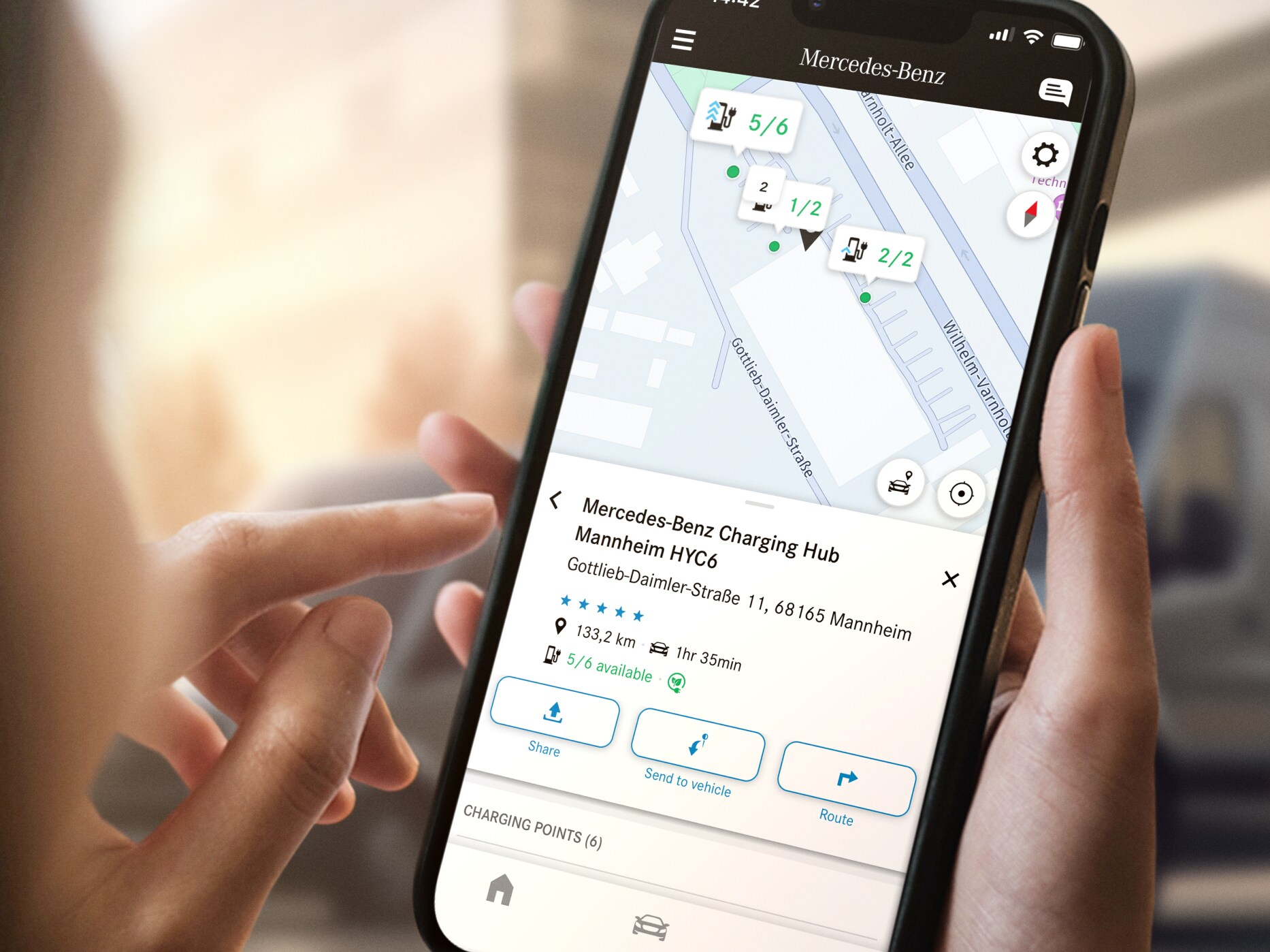 Funktionen MB.CHARGE Public vises på en smartphone