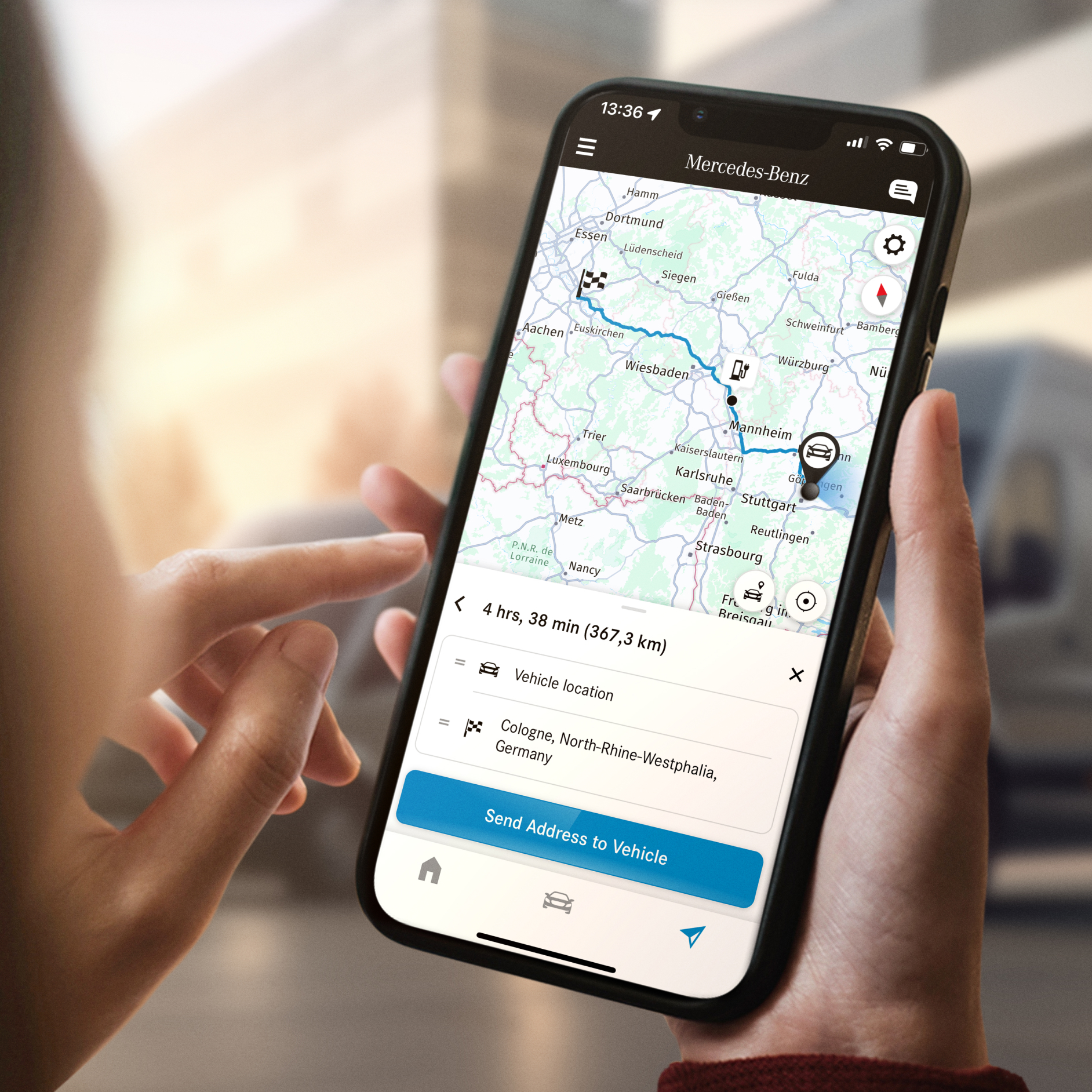 Navigation med Electric Intelligence | Digitale tjenester | Mercedes-Benz Vans Funktionen Navigation med Electric Intelligence fra Mercedes-Benz på en smartphone