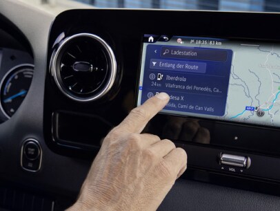 En finger betjener touchscreenen med den digitale tjeneste for navigation i en eSprinter