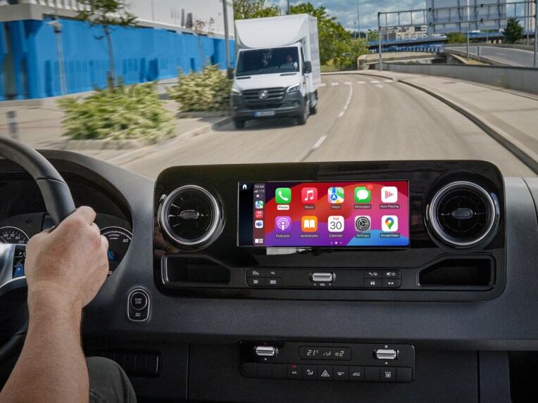 Mercedes-Benz digitale tjenester vises på skærmen i MBUX multimediesystemet