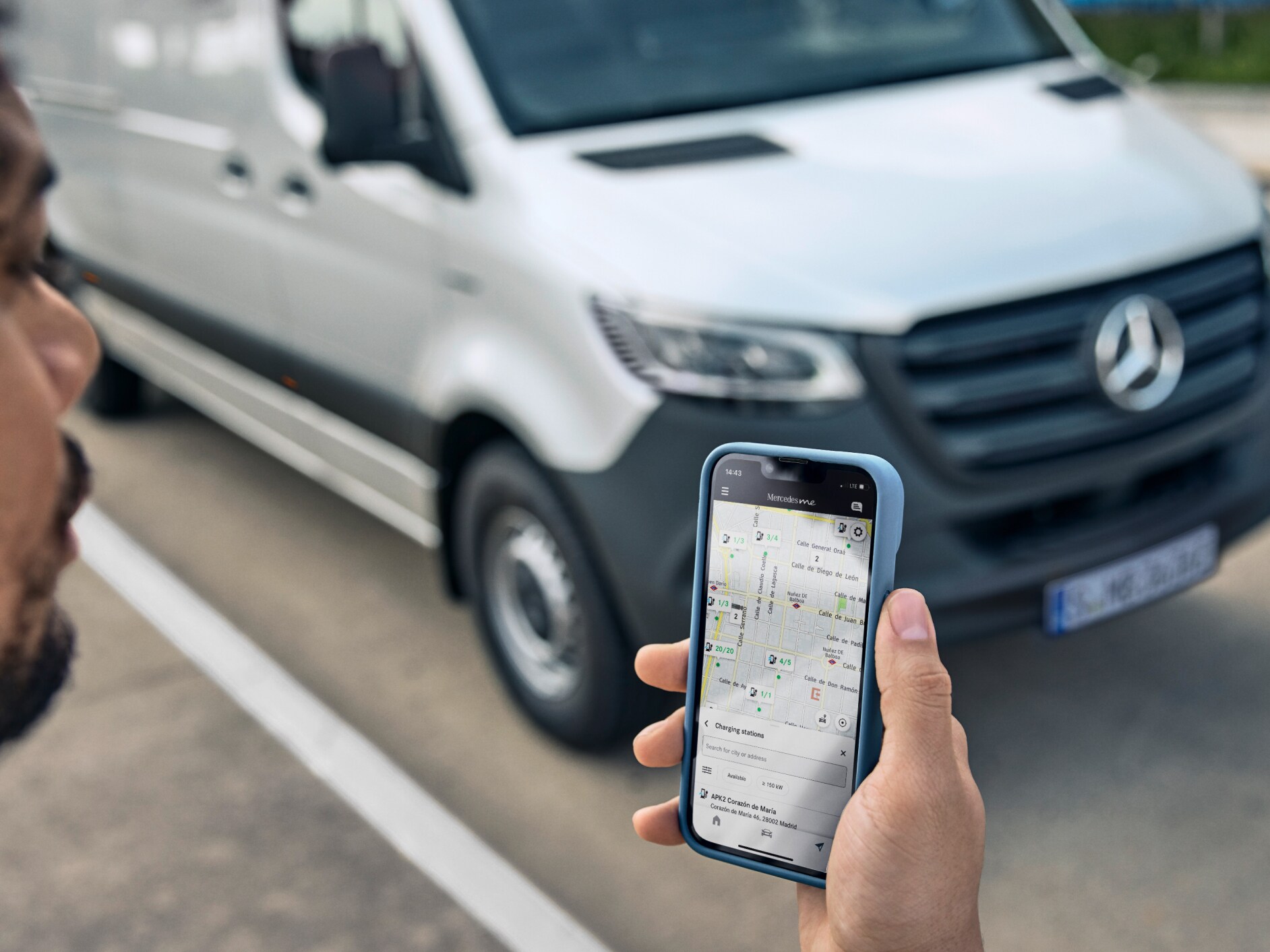 En person holder en smartphone, som viser digitale tjenester.