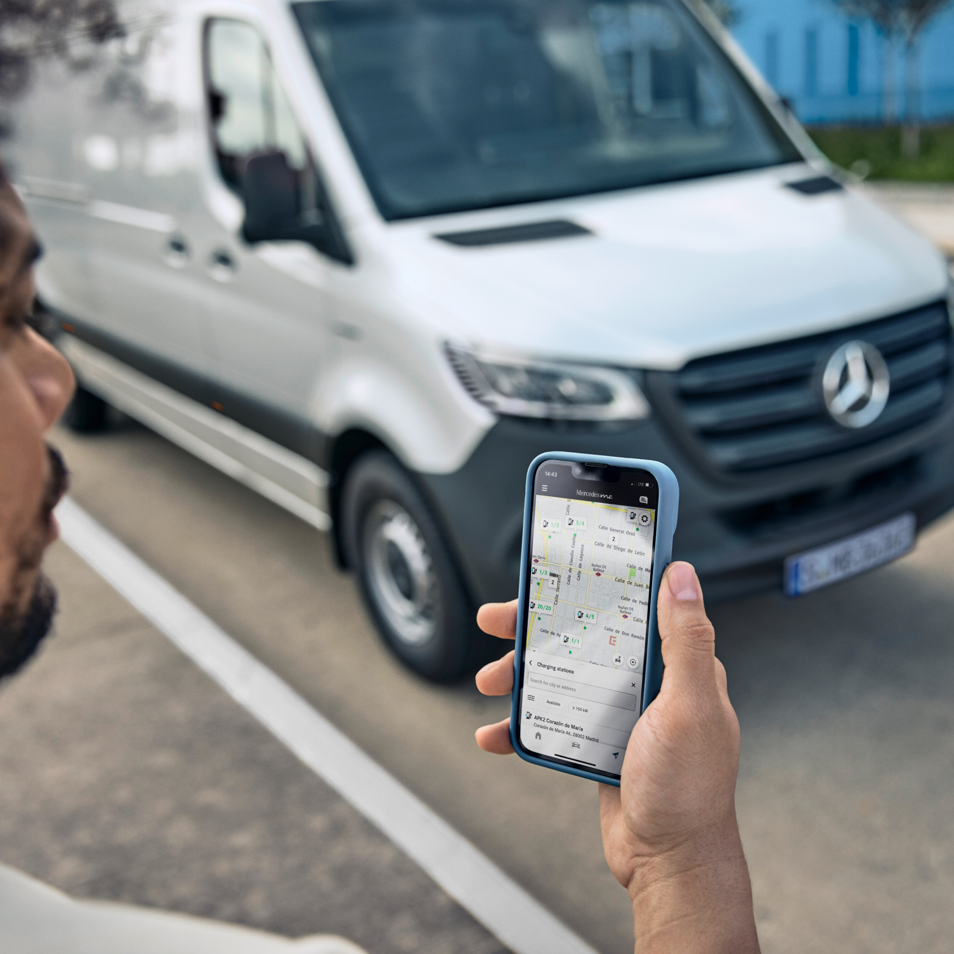 Erhvervskunder | Digitale tjenester | Mercedes-Benz En person holder en smartphone, som viser digitale tjenester.