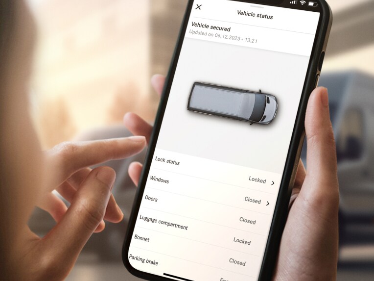 App med Mercedes-Benz digitale tjenesters standardudstyr vises på en smartphone