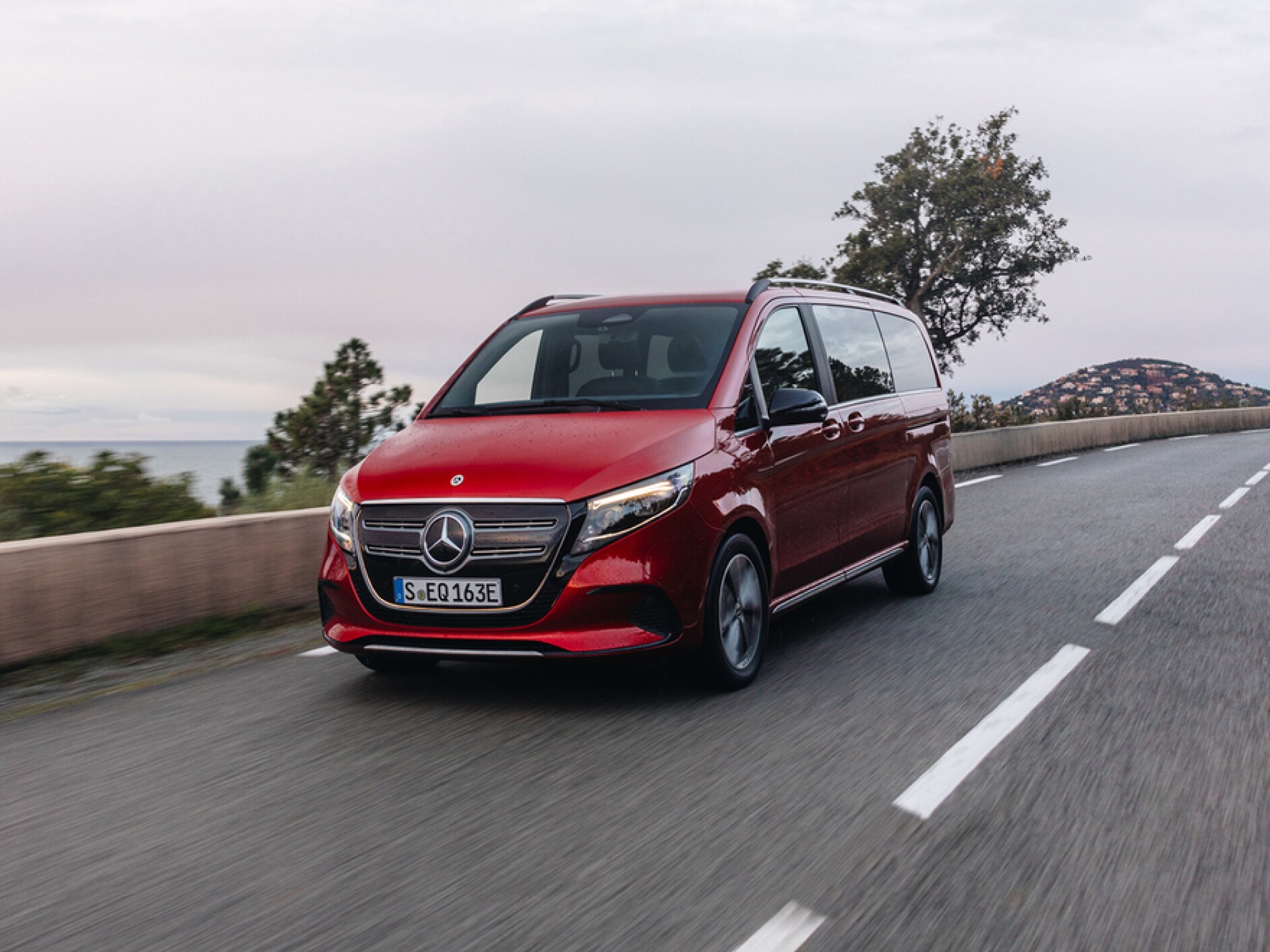 En Mercedes-Benz EQV på en landevej.