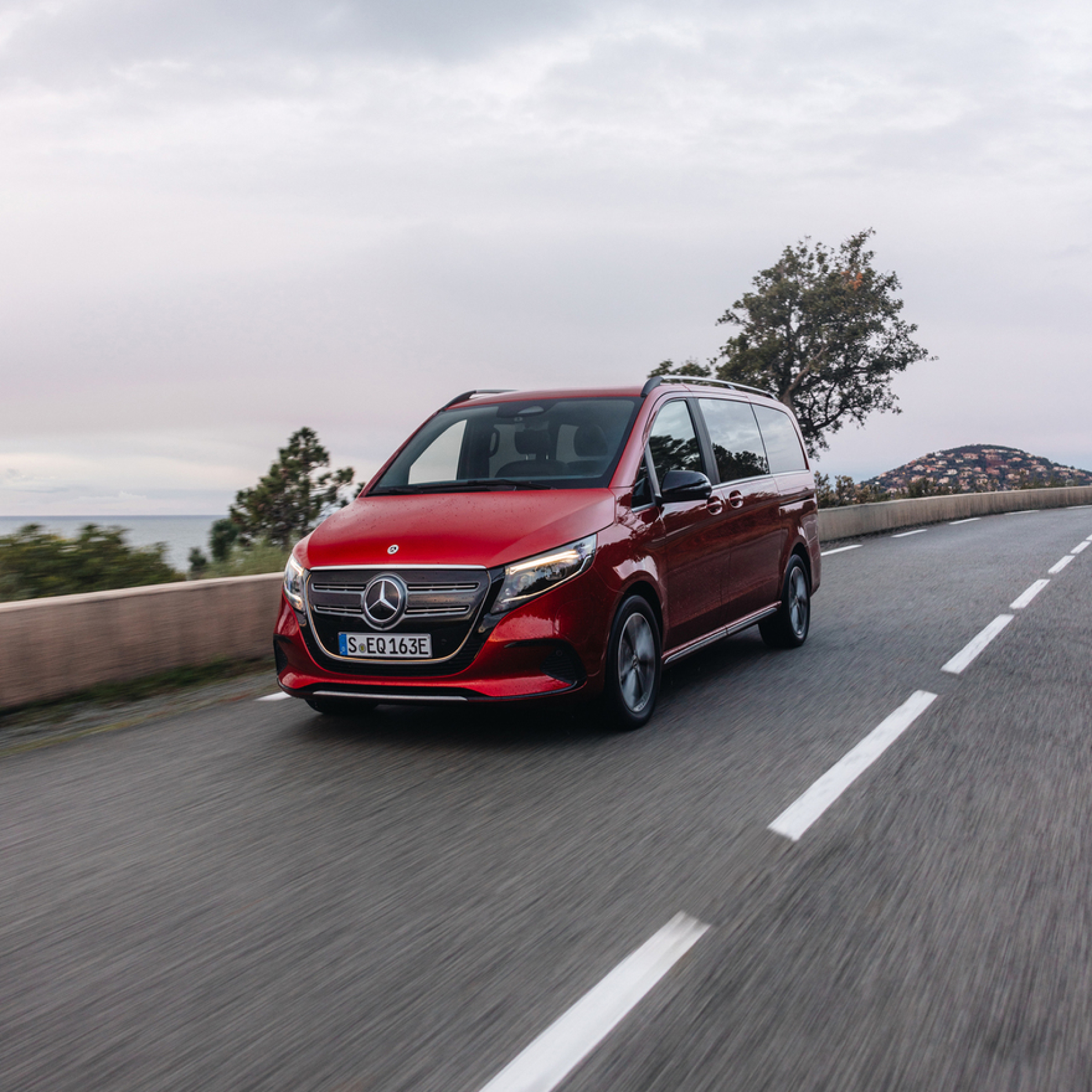 Private biler | Digitale tjenester | Mercedes-Benz En Mercedes-Benz EQV på en landevej.