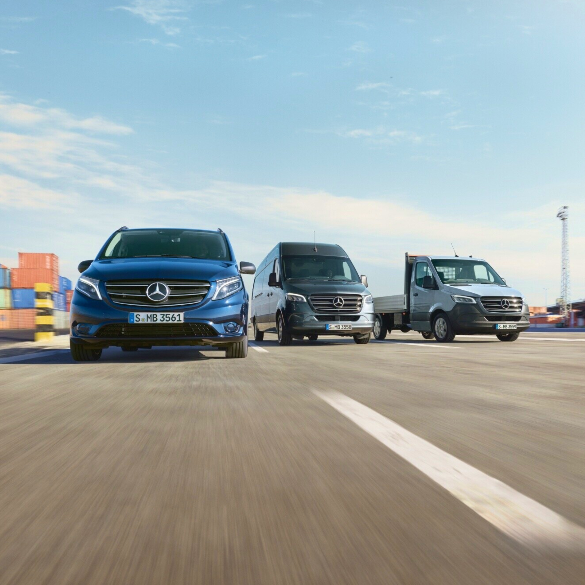 Flådestyring | Digitale tjenester | Mercedes-Benz En flåde af Mercedes-Benz varebiler.