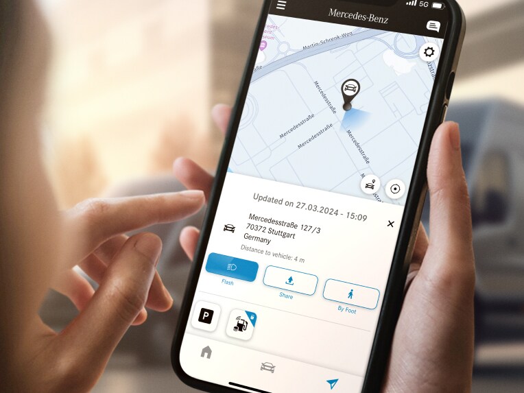 Den digitale tjeneste Fjernlokalisering af bil vises på en smartphone