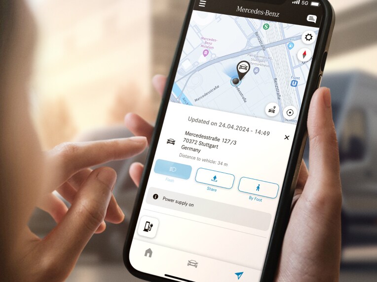 Den digitale tjeneste Sporing af bil fra Mercedes-Benz vises på en smartphone
