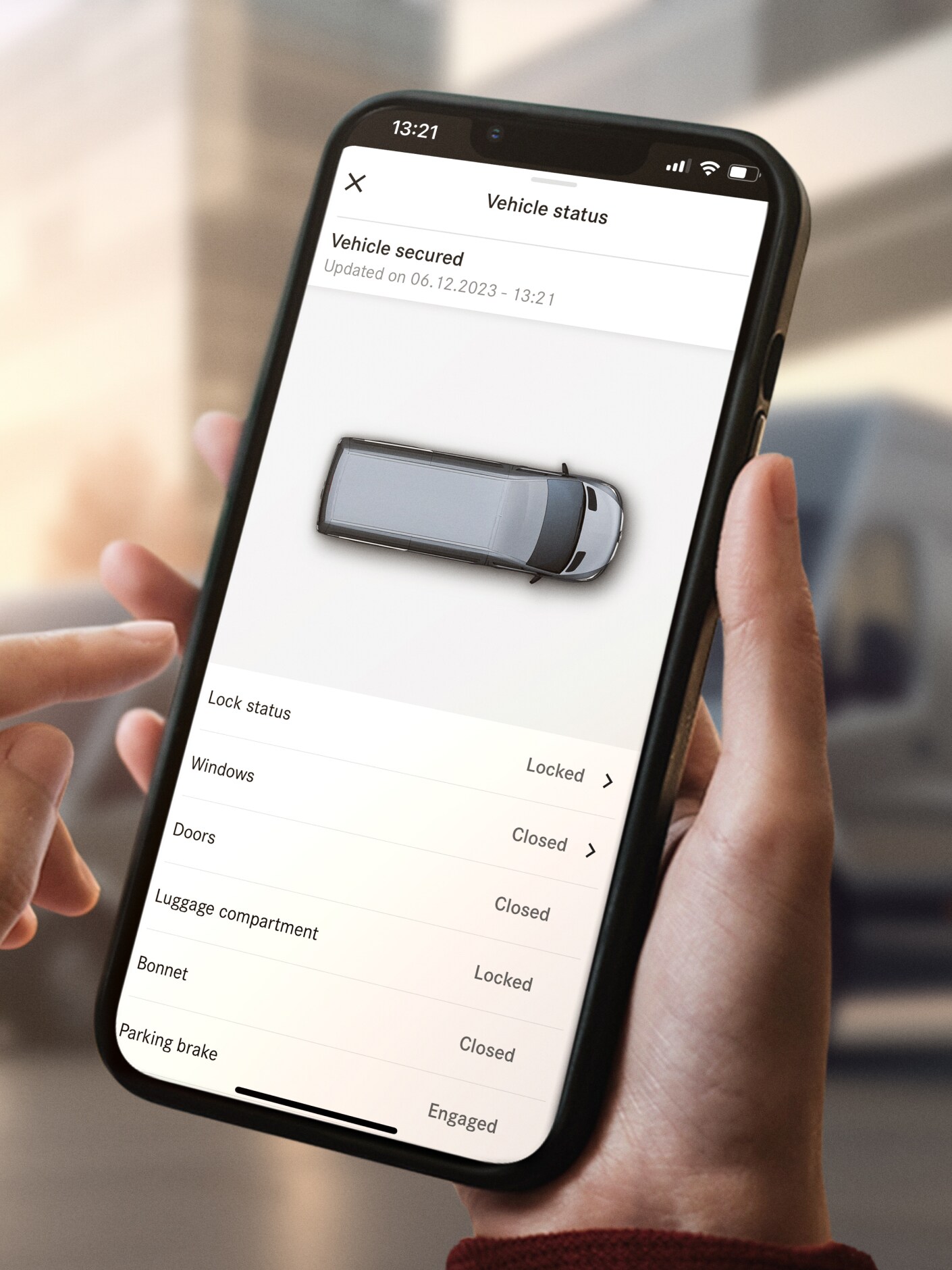 Funktionen Fjernaflæsning af bilens status fra Mercedes-Benz på en smartphone.