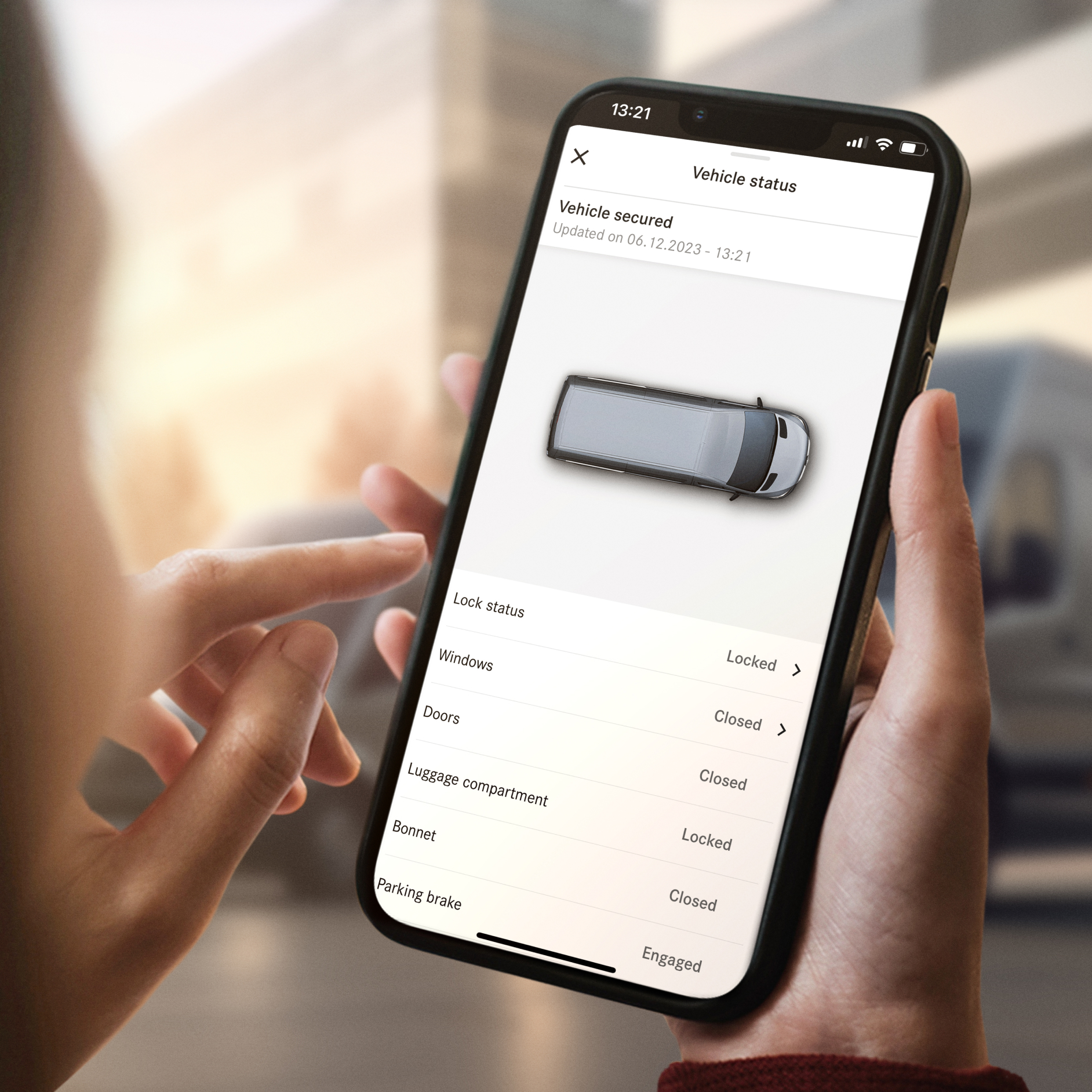 Fjernaflæsning af bilens status | Digitale tjenester | Mercedes-Benz Vans Funktionen Fjernaflæsning af bilens status fra Mercedes-Benz på en smartphone.
