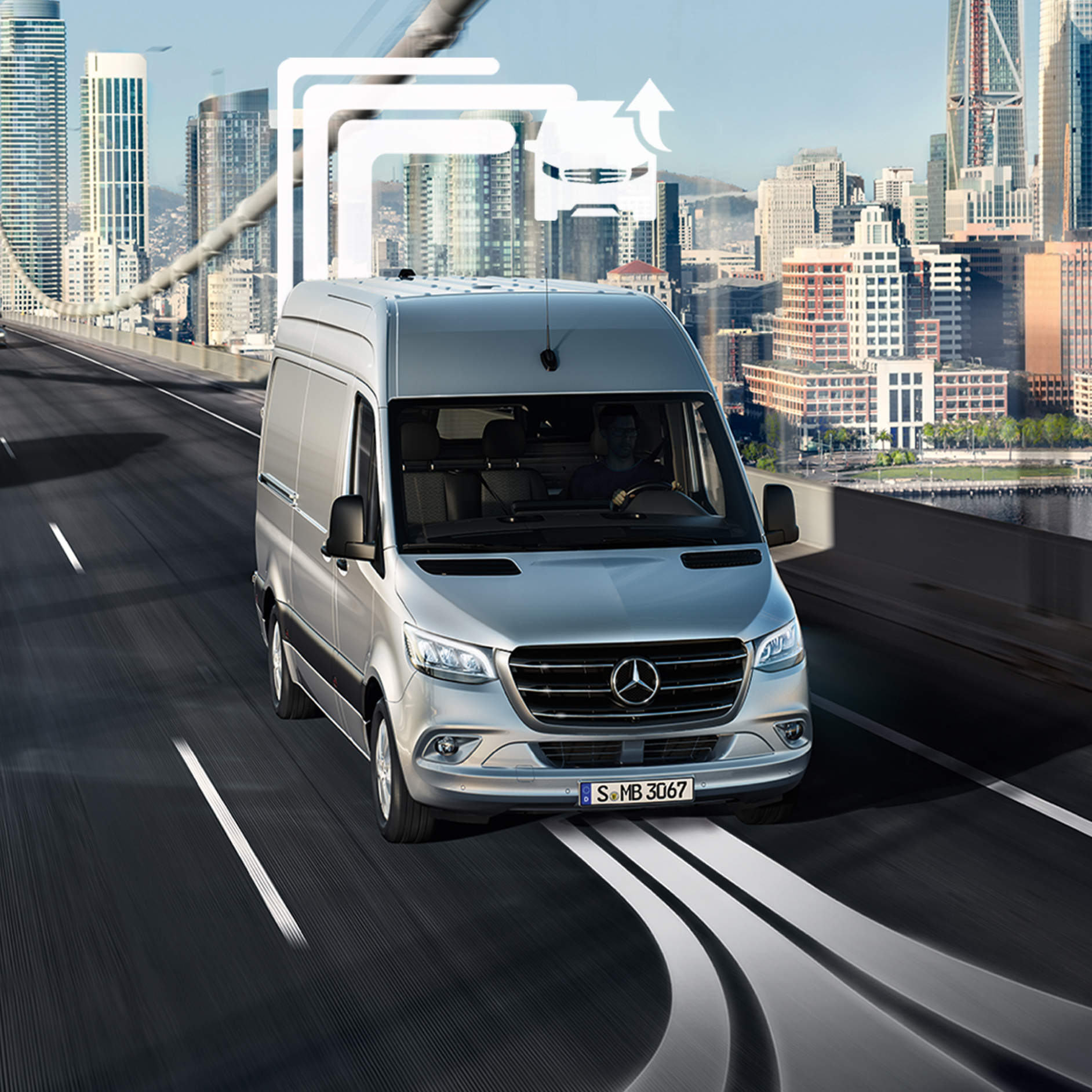 Mercedes-Benz Store | Digitale tjenester | Mercedes-Benz Vans En Sprinter Kassevogn på en vej med grafiske elementer og en skyline i baggrunden